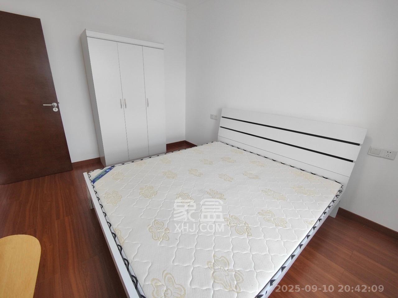 荣泰广场 3室2厅1卫 2400.0元/月 荣泰广场 3室2厅1卫 2400.0元/月室内图