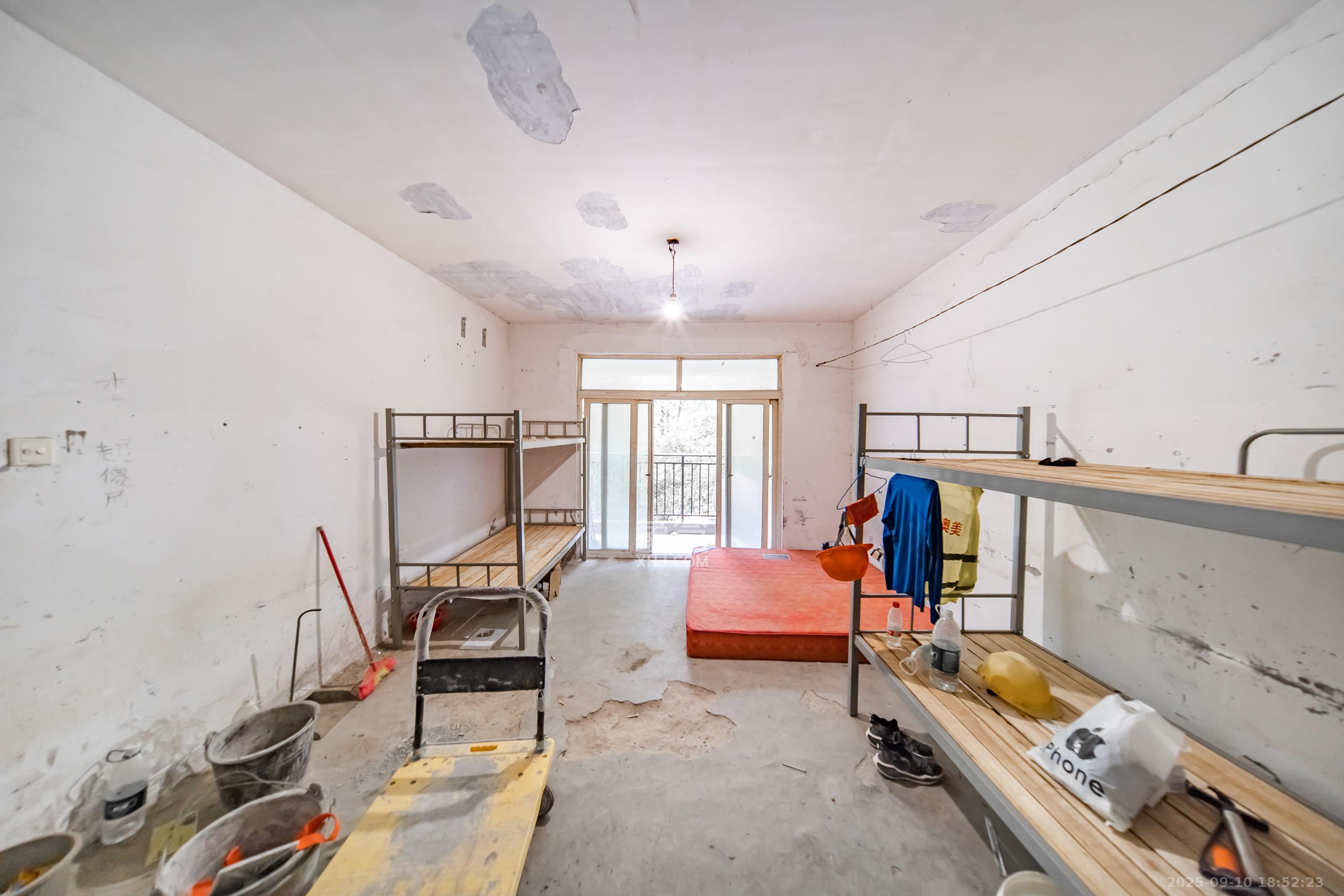 洋湖景园 3室2厅2卫 80.0万 洋湖景园 3室2厅2卫 80.0万客厅