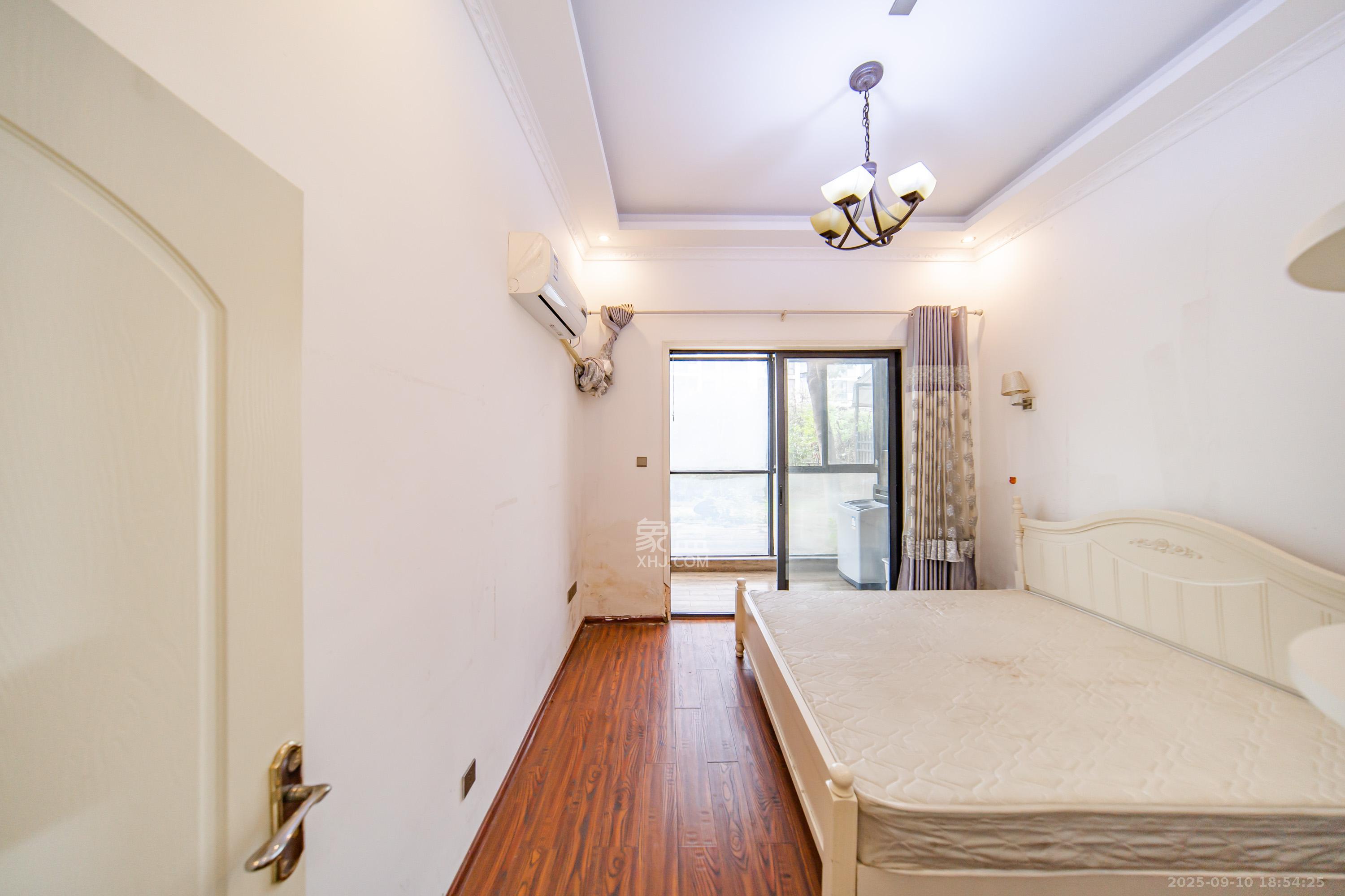 阳光100三期 3室2厅1卫 105.0万 阳光100三期 3室2厅1卫 105.0万卧室