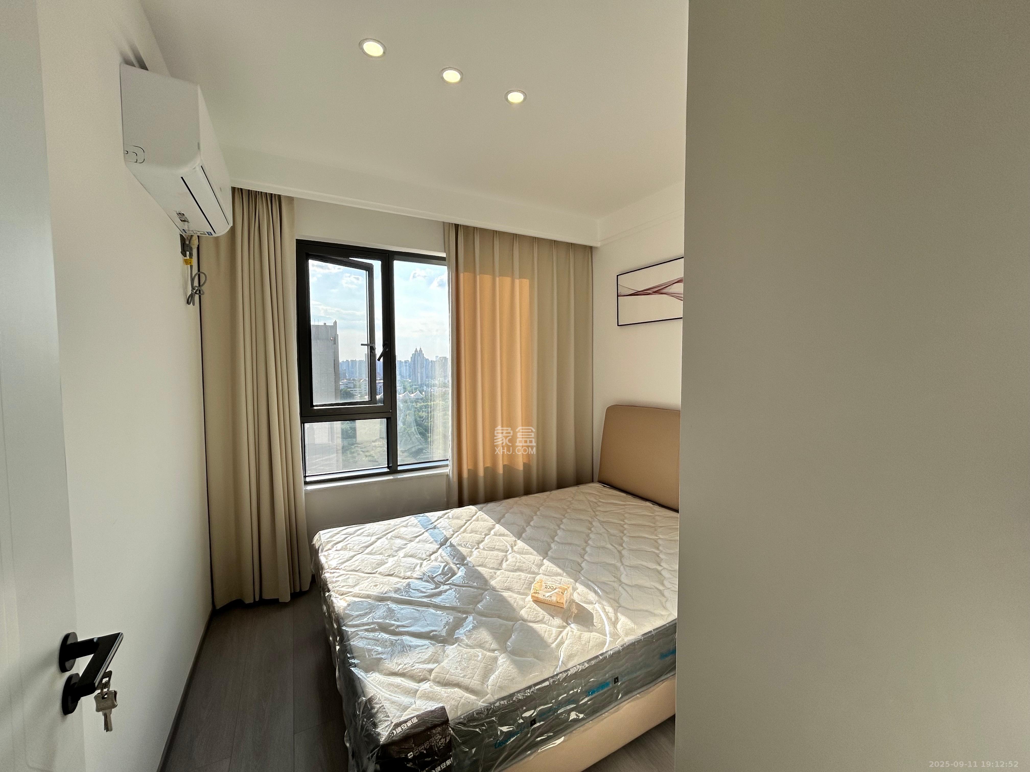 绿地之窗  1室2厅2卫   3700.00元/月室内图