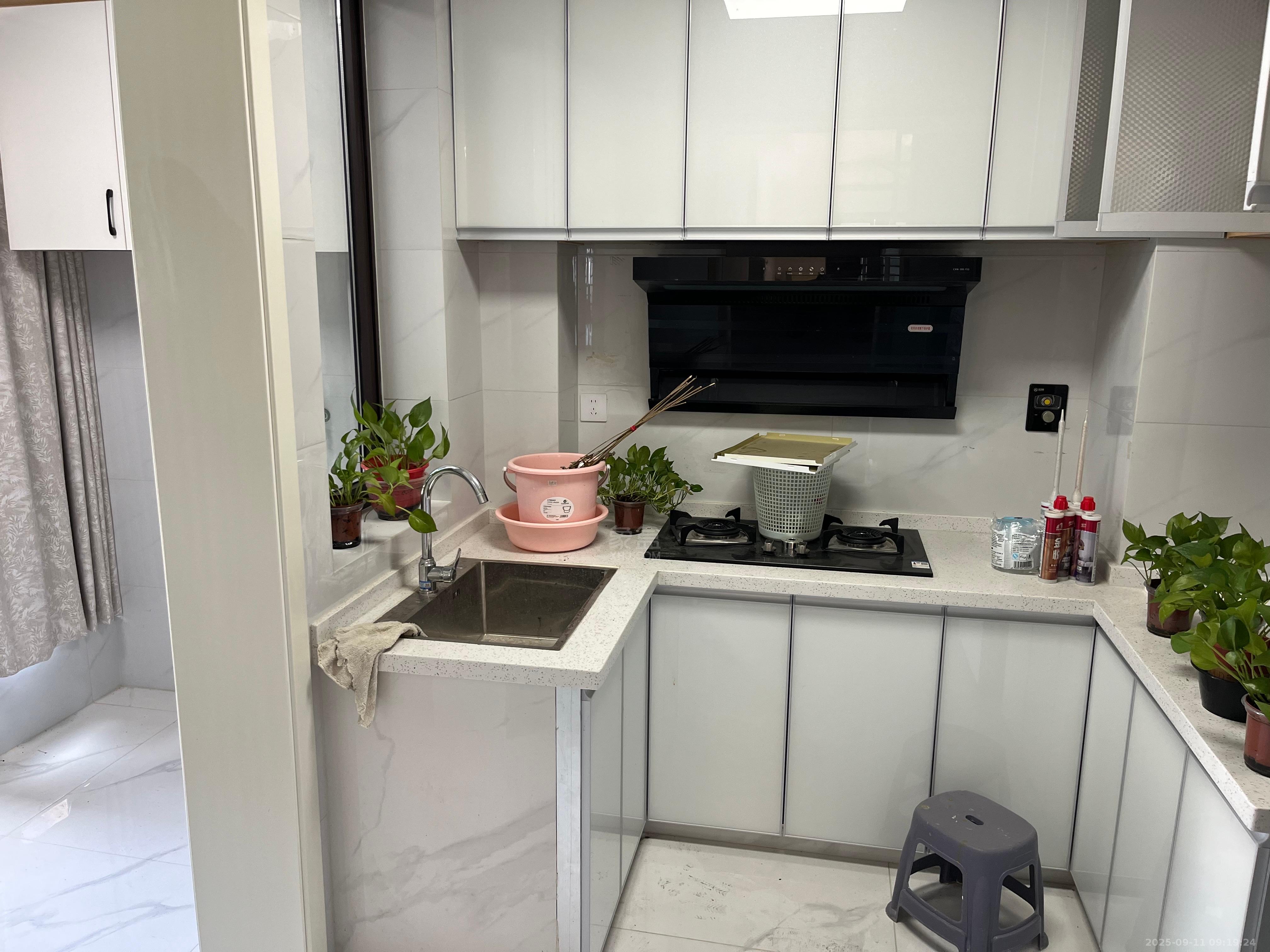 金轮津桥华府 3室2厅2卫 2200.0元/月 金轮津桥华府 3室2厅2卫 2200.0元/月室内图