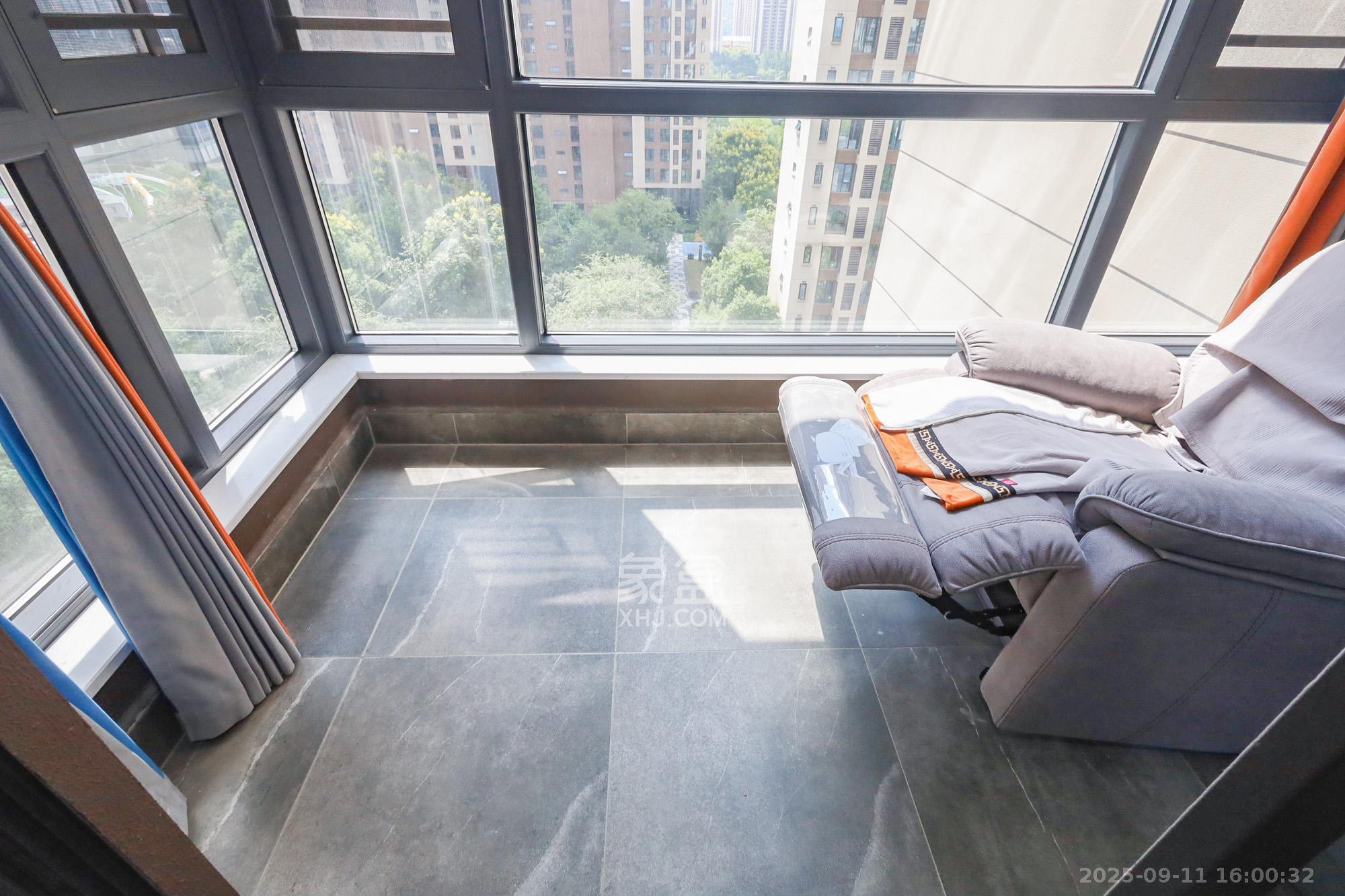 万科里金域滨江  4室2厅2卫    268.0万阳台