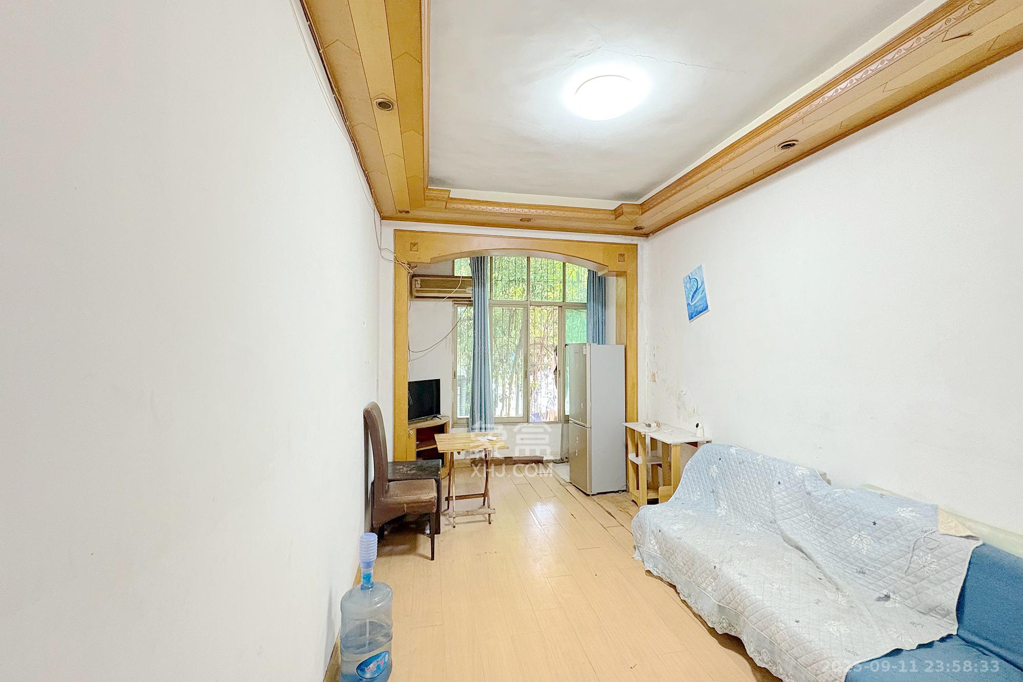 人民新村  1室1厅1卫    25.8万客厅