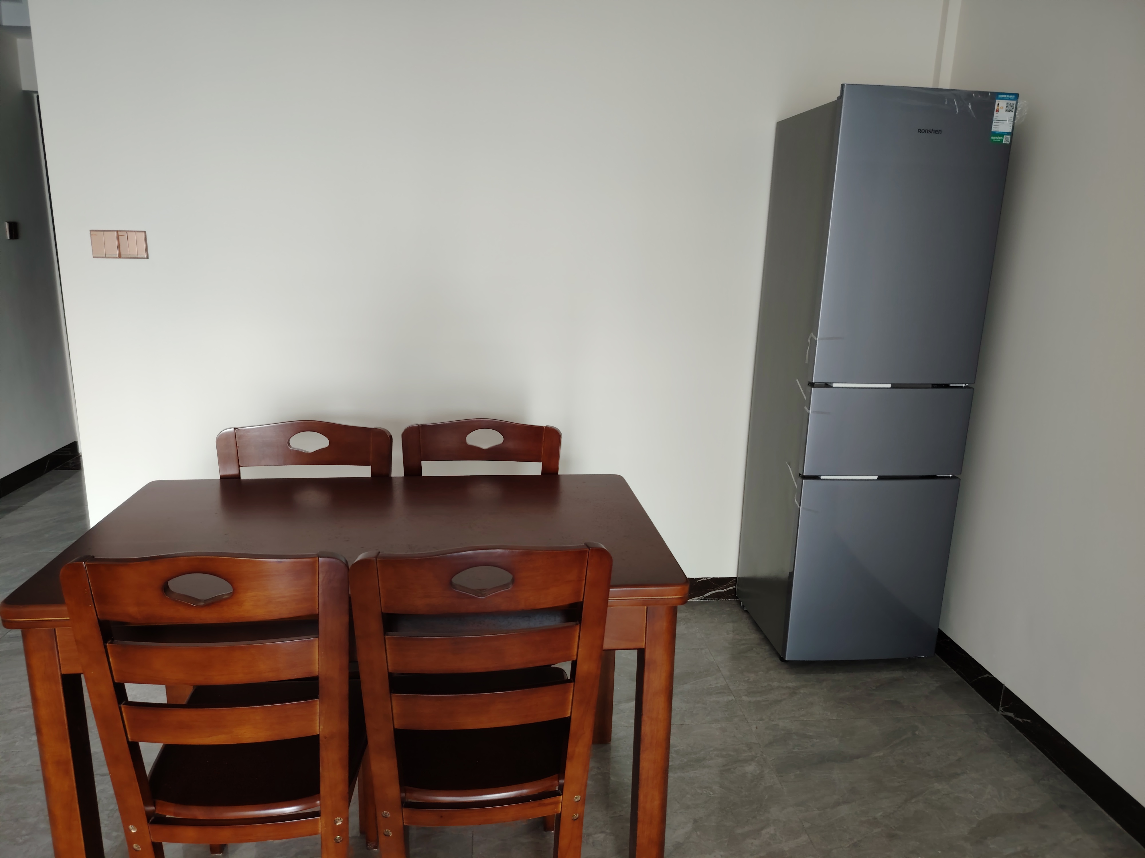 顺发新村 2室2厅1卫 2800.0元/月 顺发新村 2室2厅1卫 2800.0元/月室内图