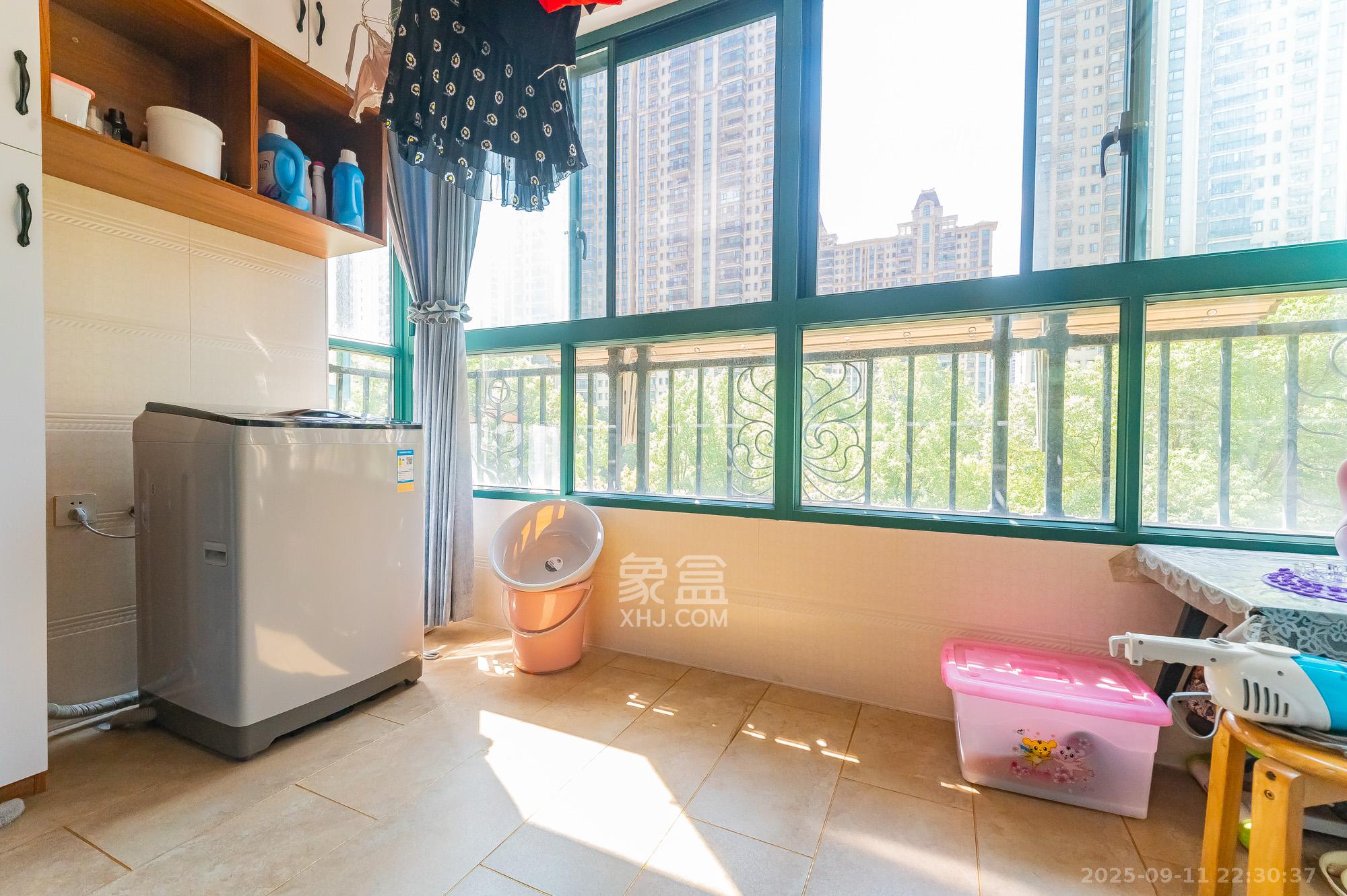 恒大翡翠华庭 3室2厅2卫 98.0万 恒大翡翠华庭 3室2厅2卫 98.0万阳台