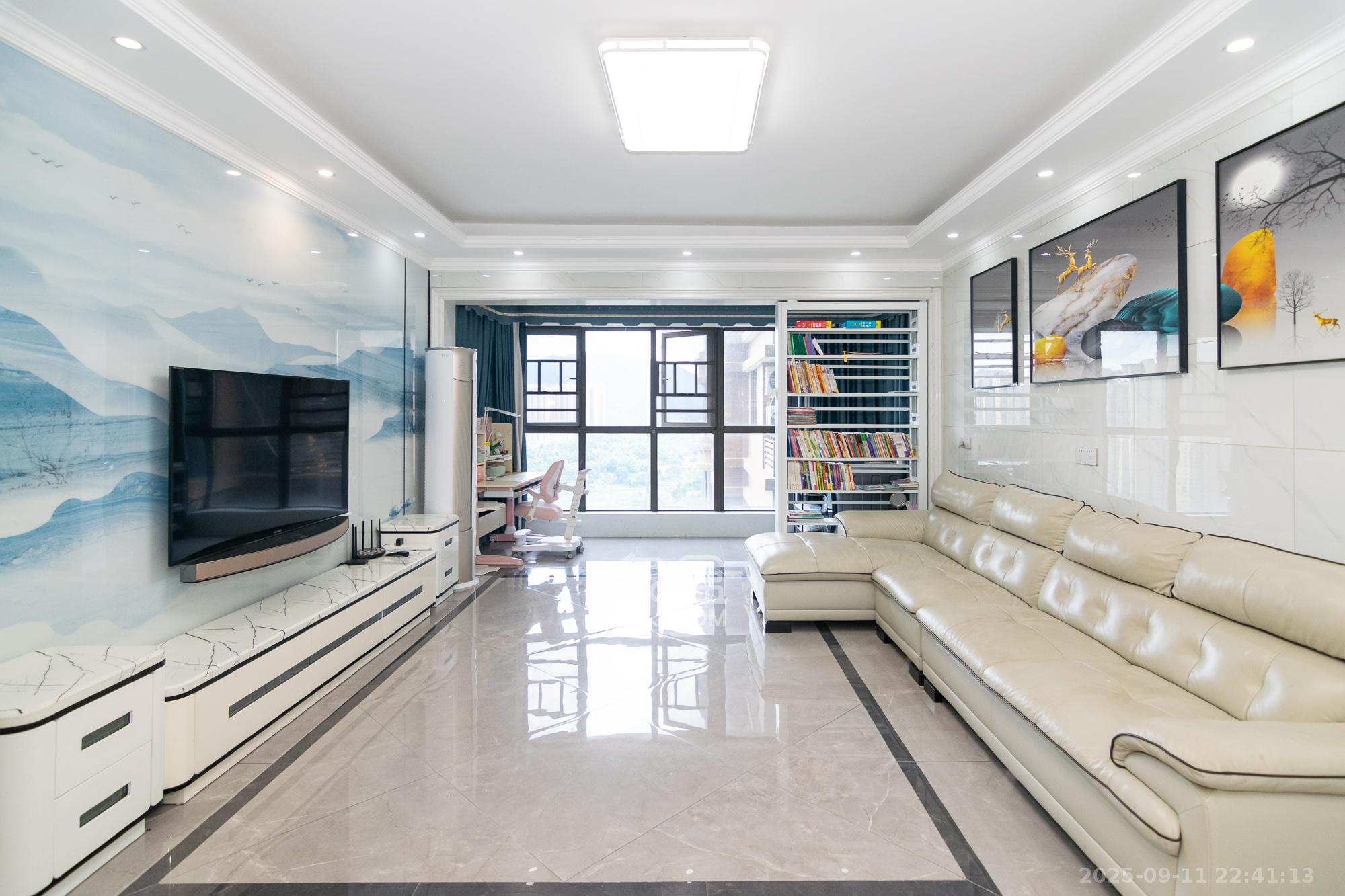 润和美郡(润和紫郡五期) 5室2厅2卫 129.8万 润和美郡(润和紫郡五期) 5室2厅2卫 129.8万客厅