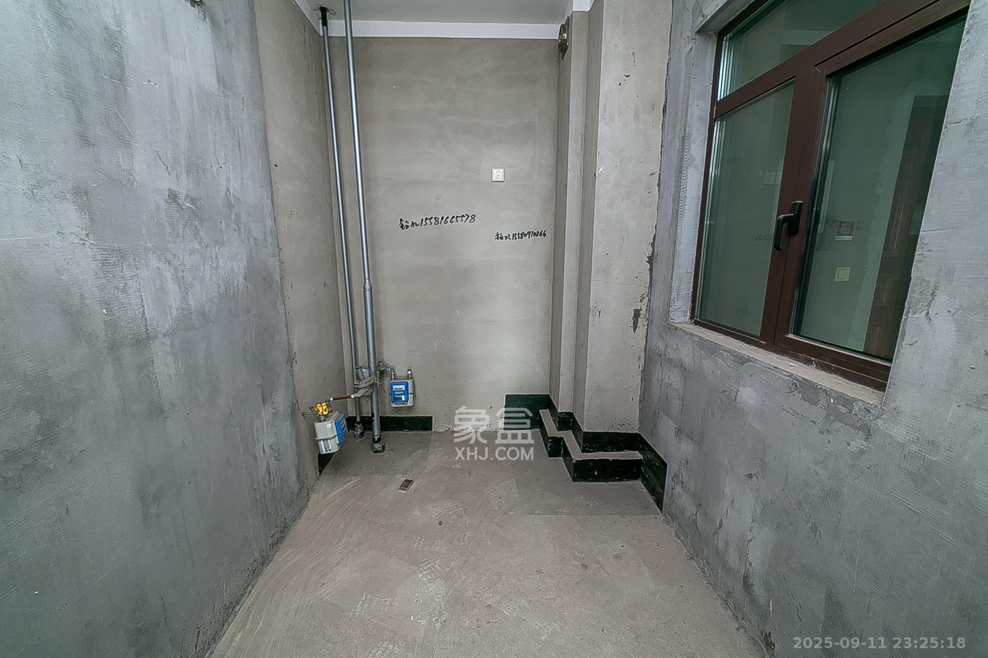 中建江山壹号  4室2厅2卫   395.00万厨房