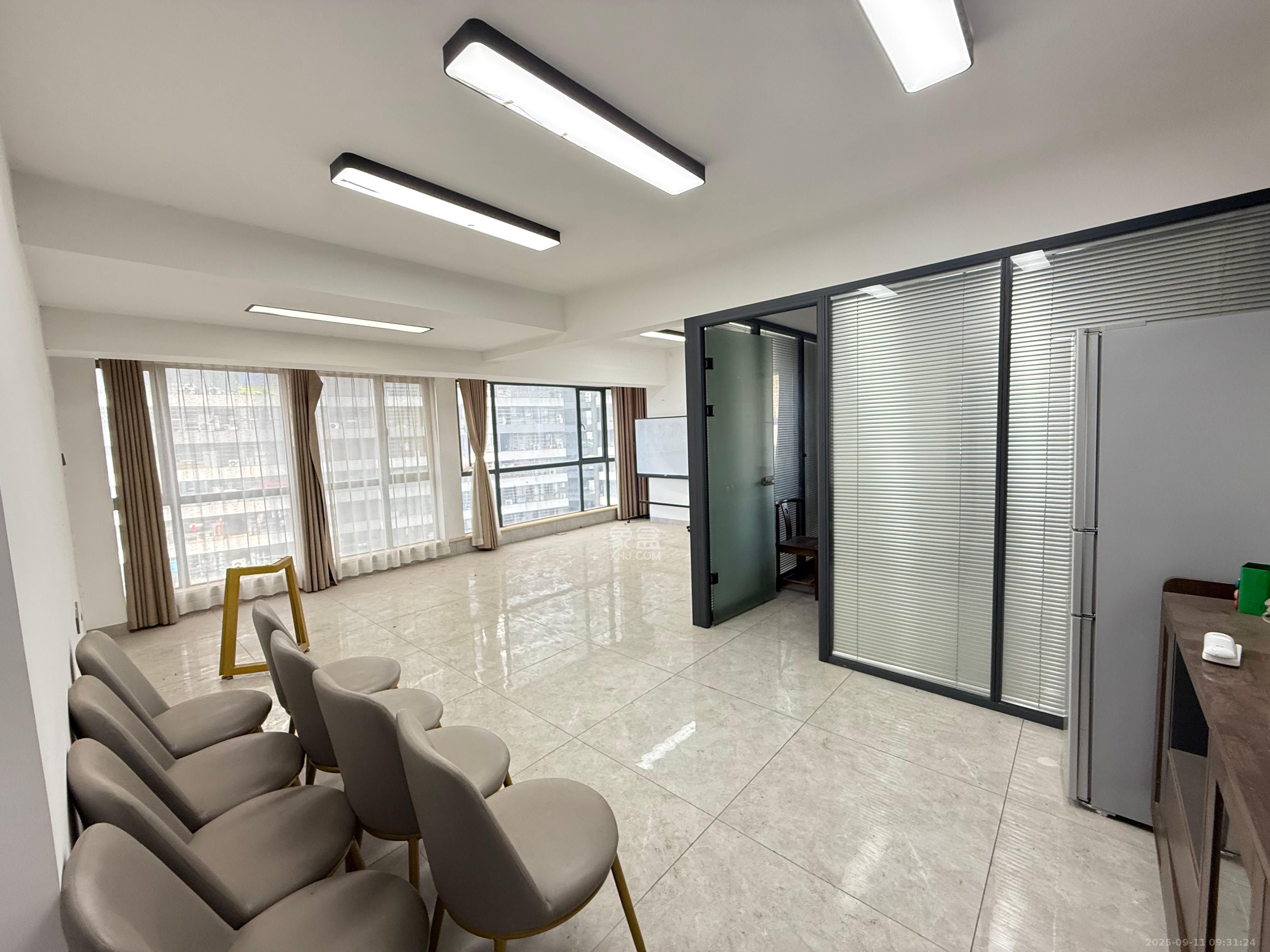 亚商国际  2室1厅1卫    2400.0元/月室内图