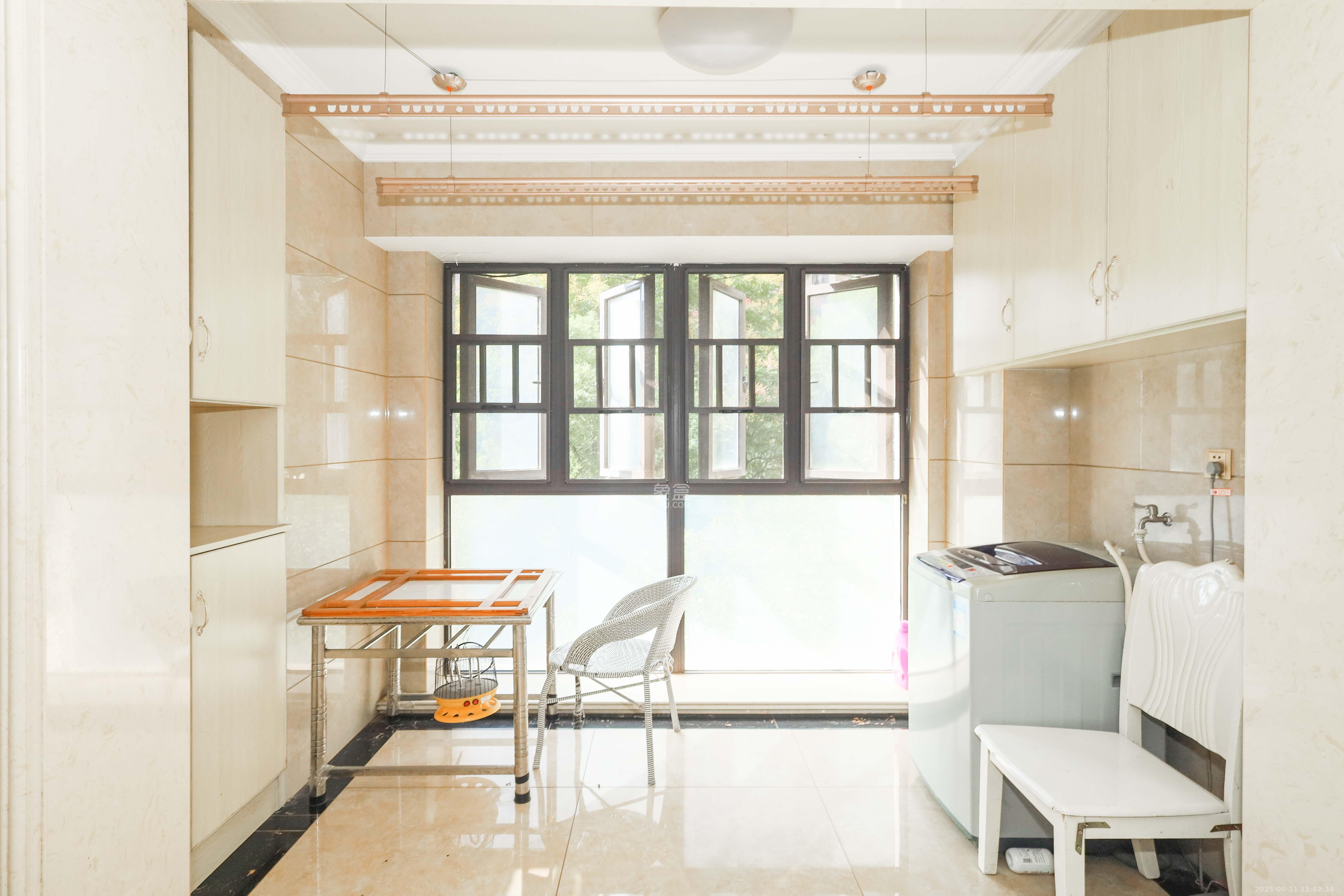 惠天然梅岭国际 3室2厅1卫 125.8万 惠天然梅岭国际 3室2厅1卫 125.8万阳台