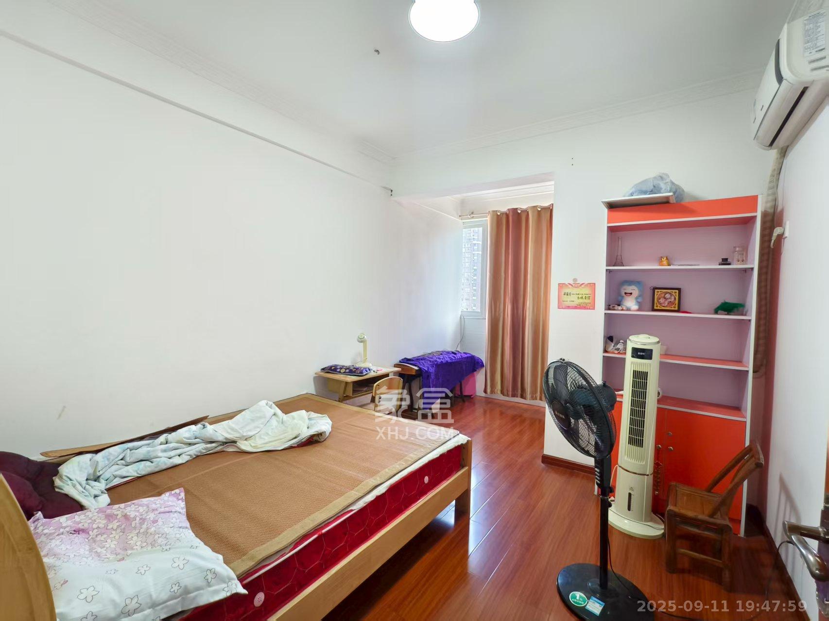 星邮公寓  3室2厅2卫    2300.0元/月室内图