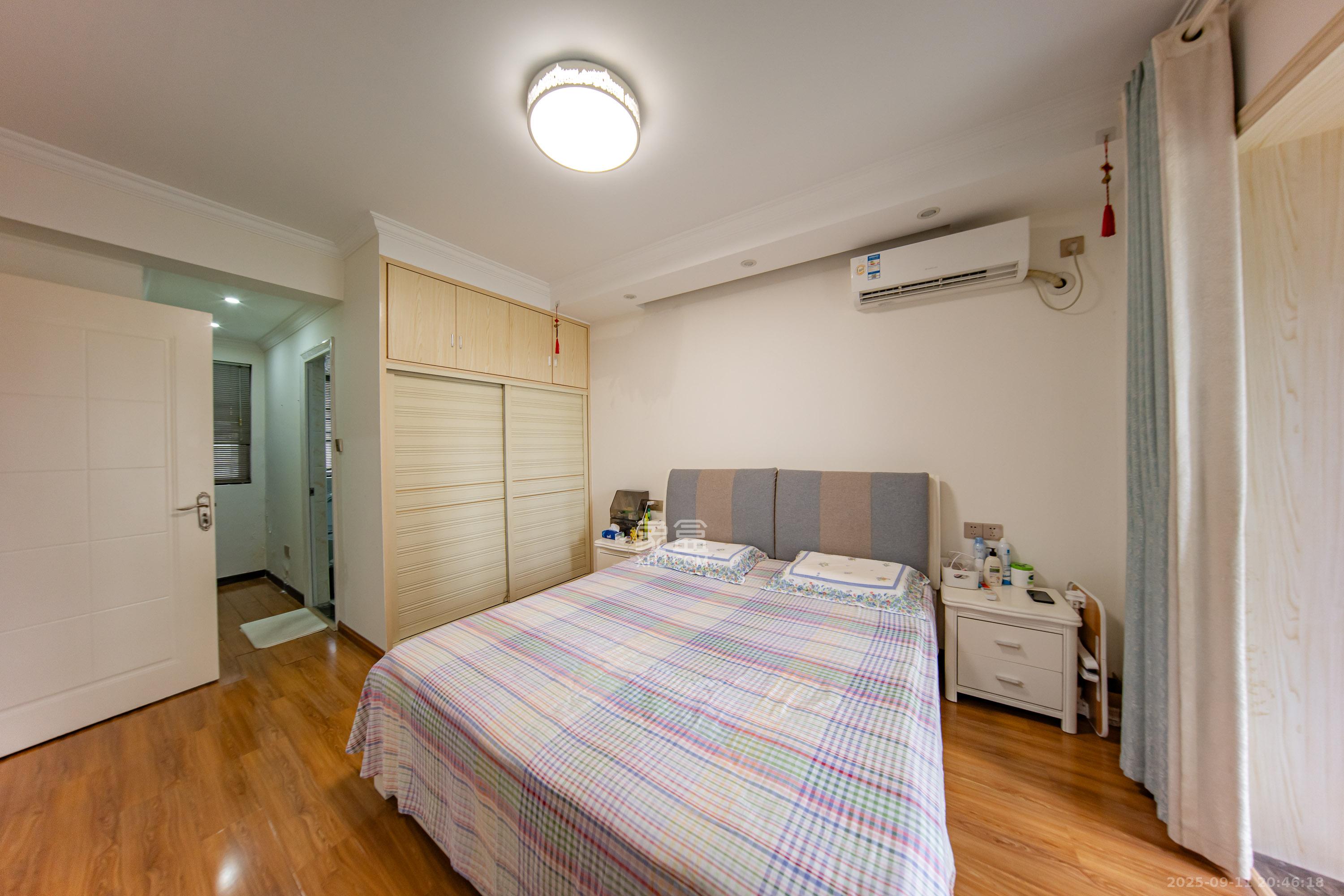 华润橡树湾 3室2厅2卫 85.0万 华润橡树湾 3室2厅2卫 85.0万卧室