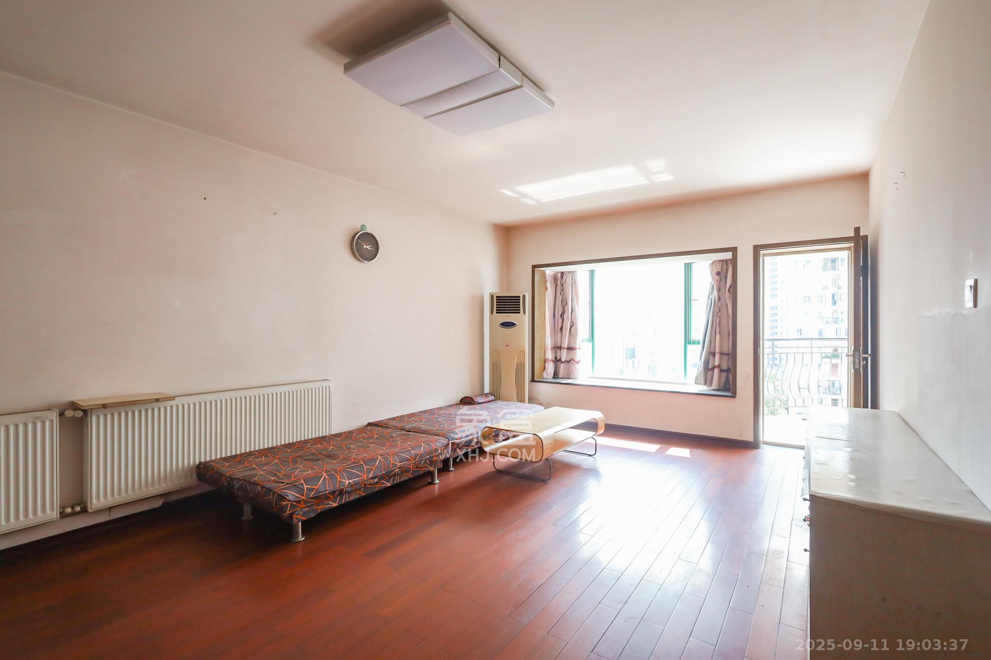 景秀江山 3室2厅2卫 129.0万 景秀江山 3室2厅2卫 129.0万客厅