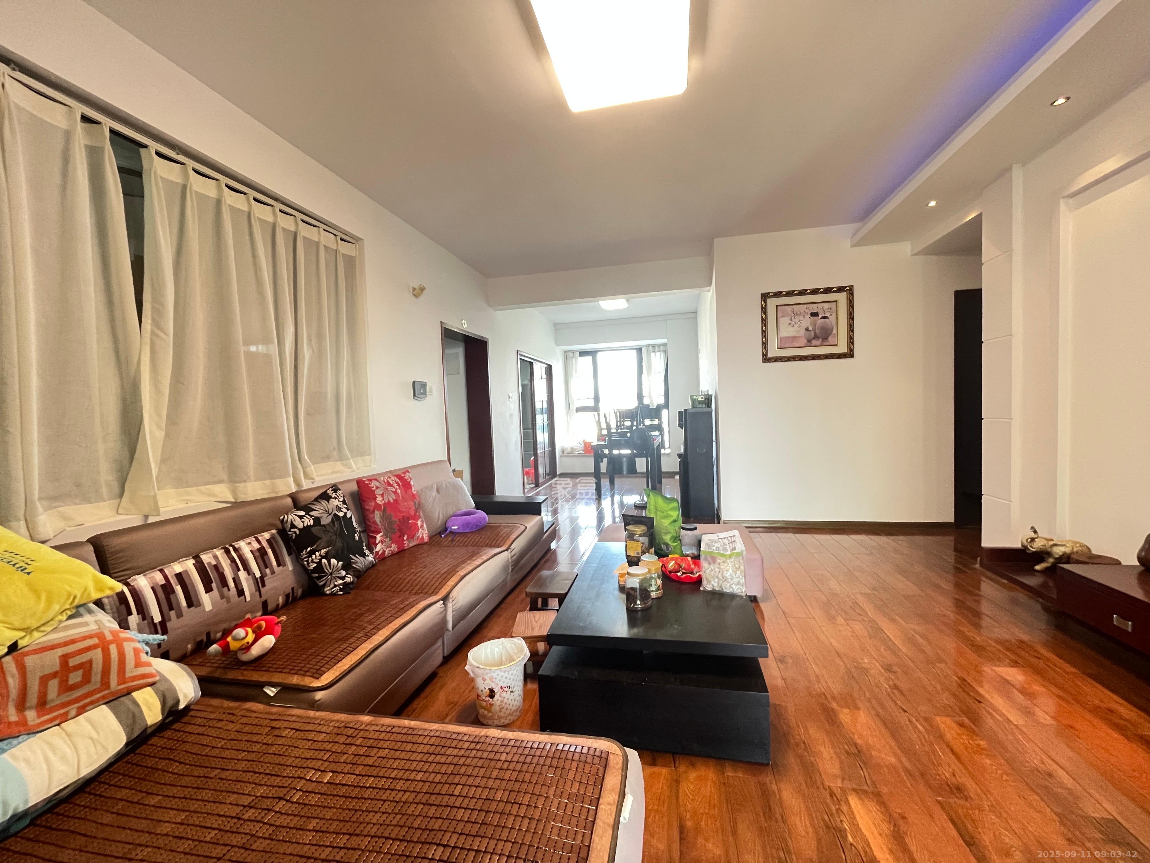 藏珑湖上国际花园  3室2厅2卫    3500.0元/月 藏珑湖上国际花园  3室2厅2卫    3500.0元/月