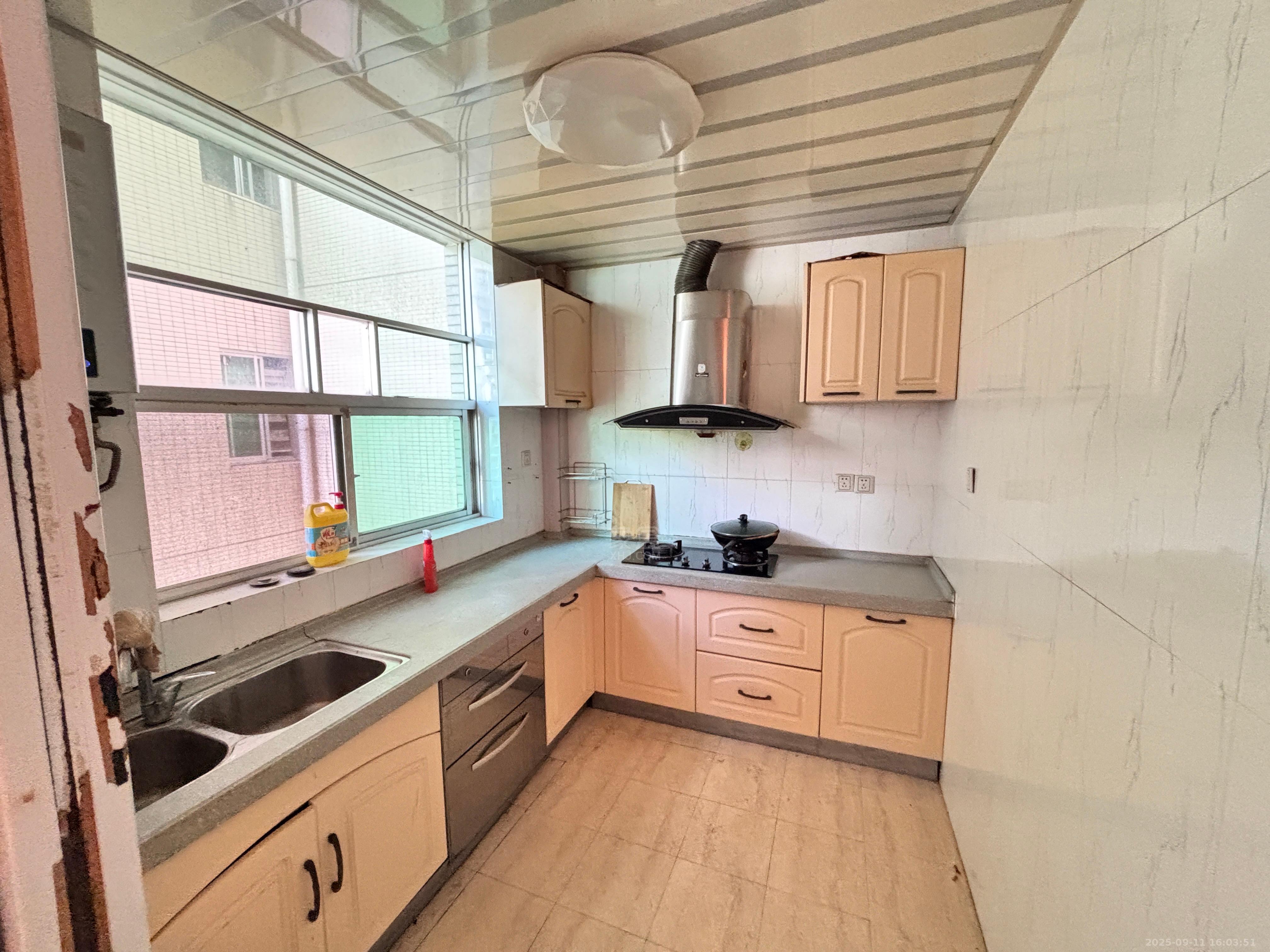 四季花园  3室2厅2卫    2000.0元/月室内图