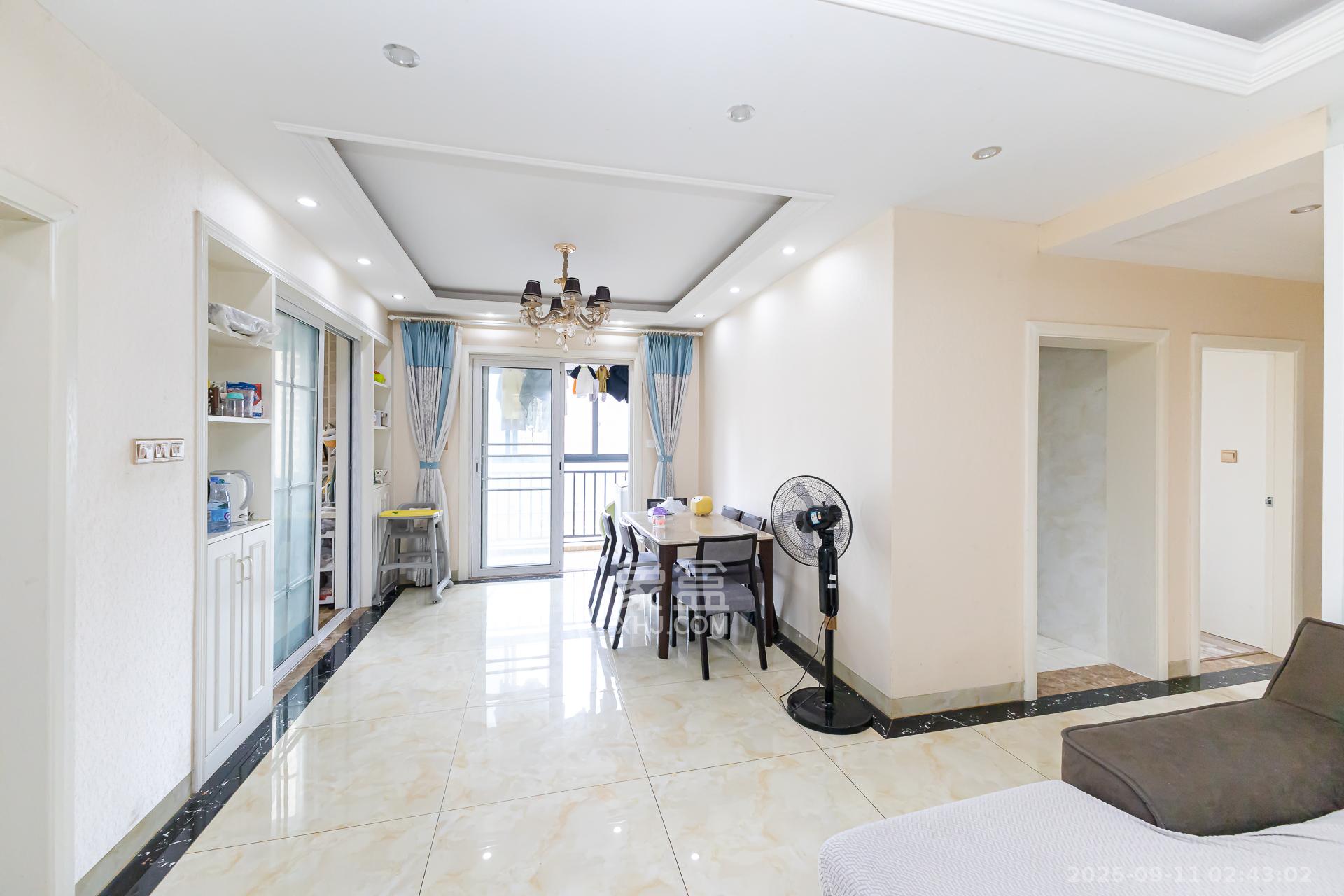 名家翡翠花园  4室2厅2卫    108.0万客厅