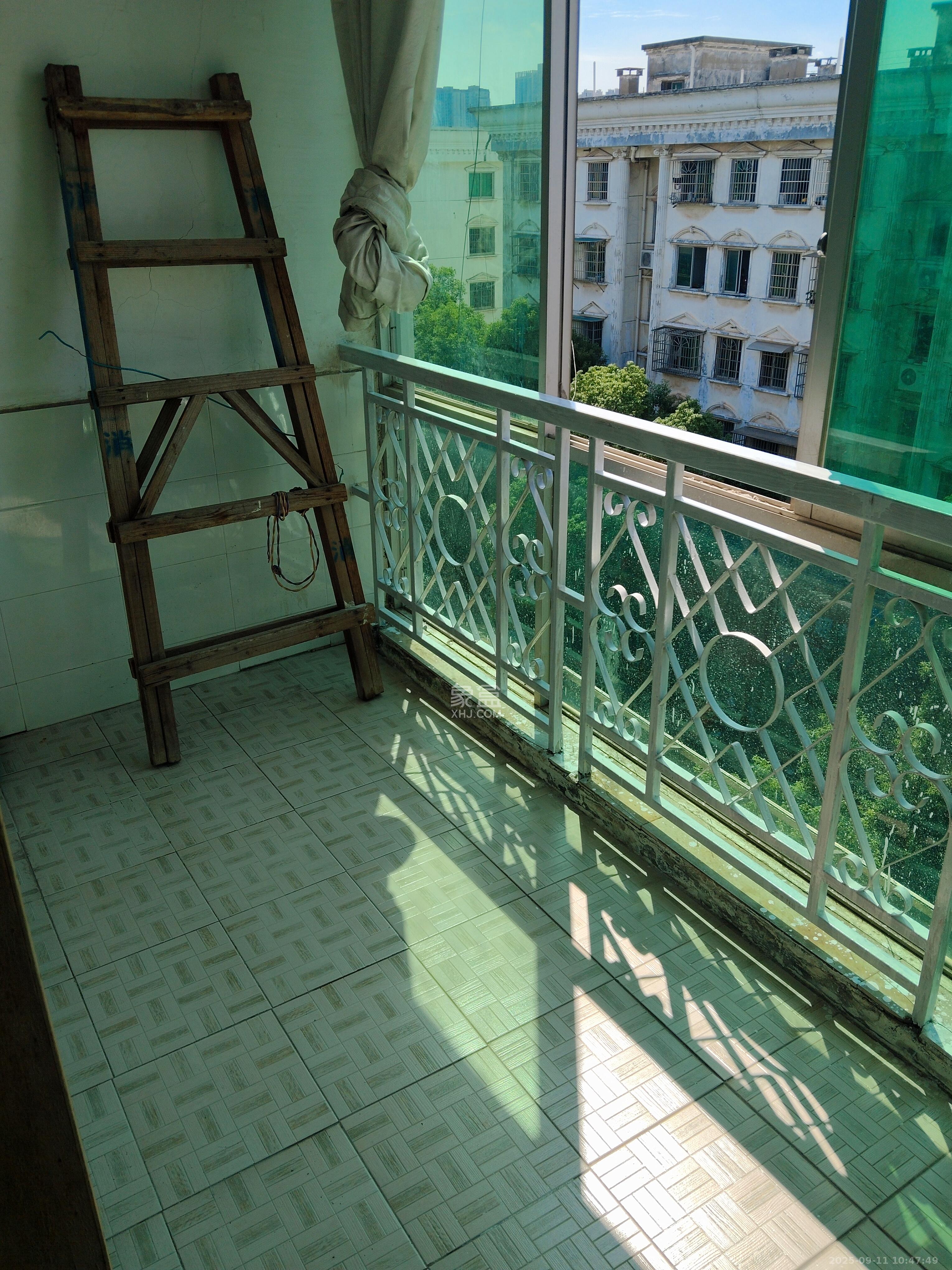 中南汽车世界  2室2厅1卫    1100.0元/月室内图