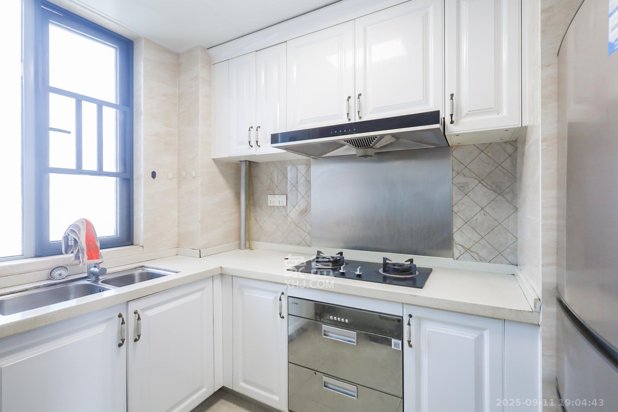 保利天禧C区 4室2厅2卫 250.0万 保利天禧C区 4室2厅2卫 250.0万厨房