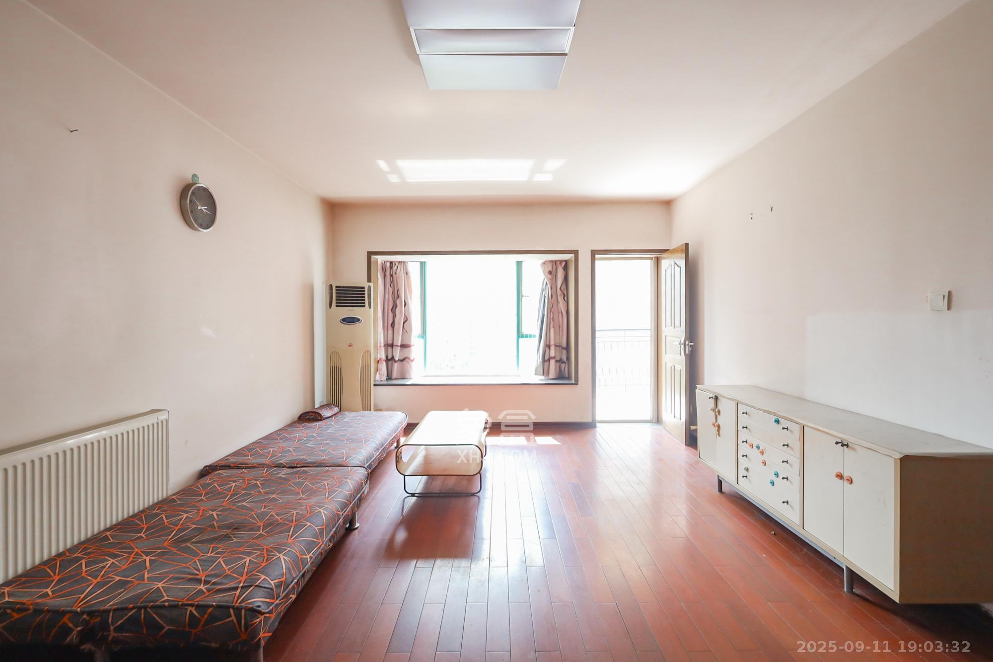 景秀江山 3室2厅2卫 129.0万 景秀江山 3室2厅2卫 129.0万客厅