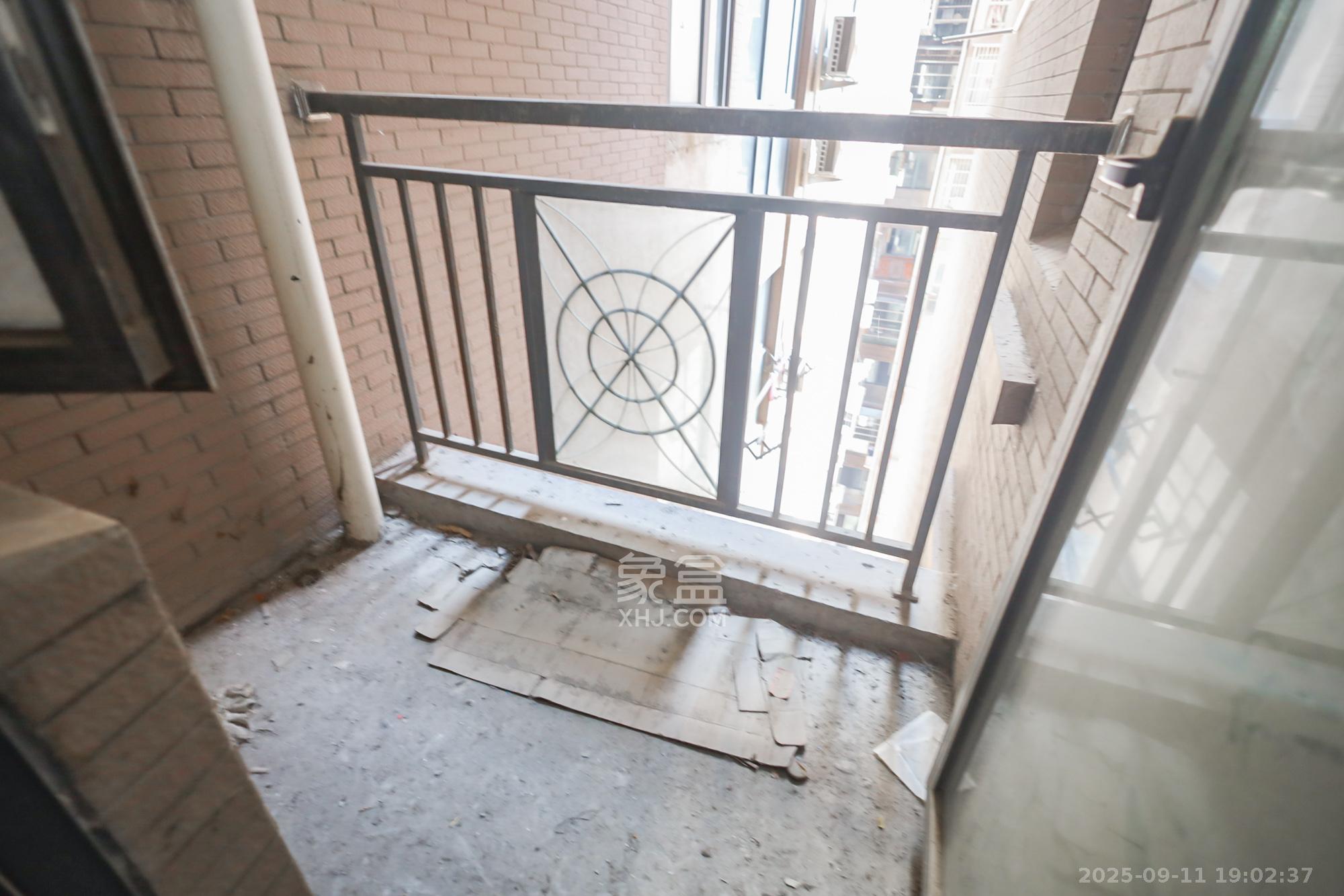 山水誉峰  4室2厅2卫    180.0万 山水誉峰  4室2厅2卫    180.0万阳台