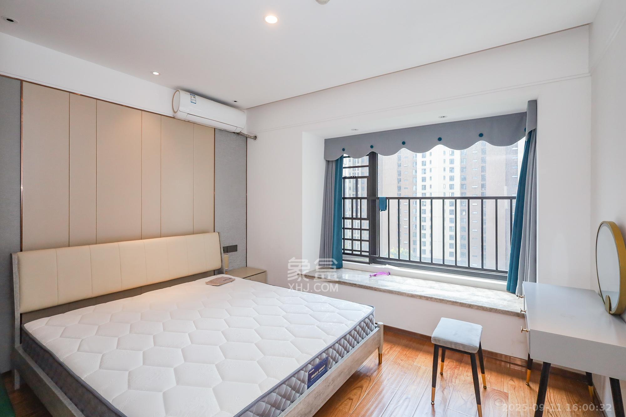 万科里金域滨江  4室2厅2卫    268.0万卧室