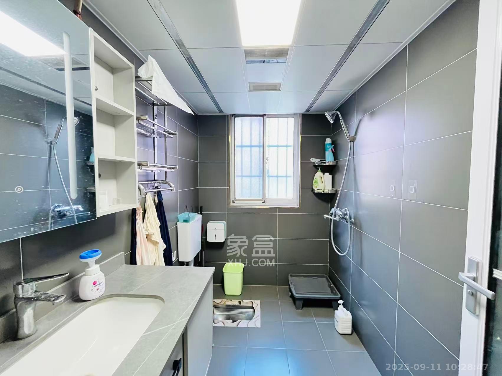 君临青园花都  4室2厅2卫    3400.0元/月室内图