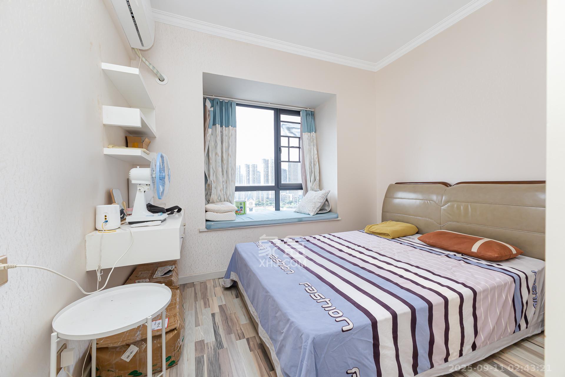 名家翡翠花园  4室2厅2卫    108.0万卧室