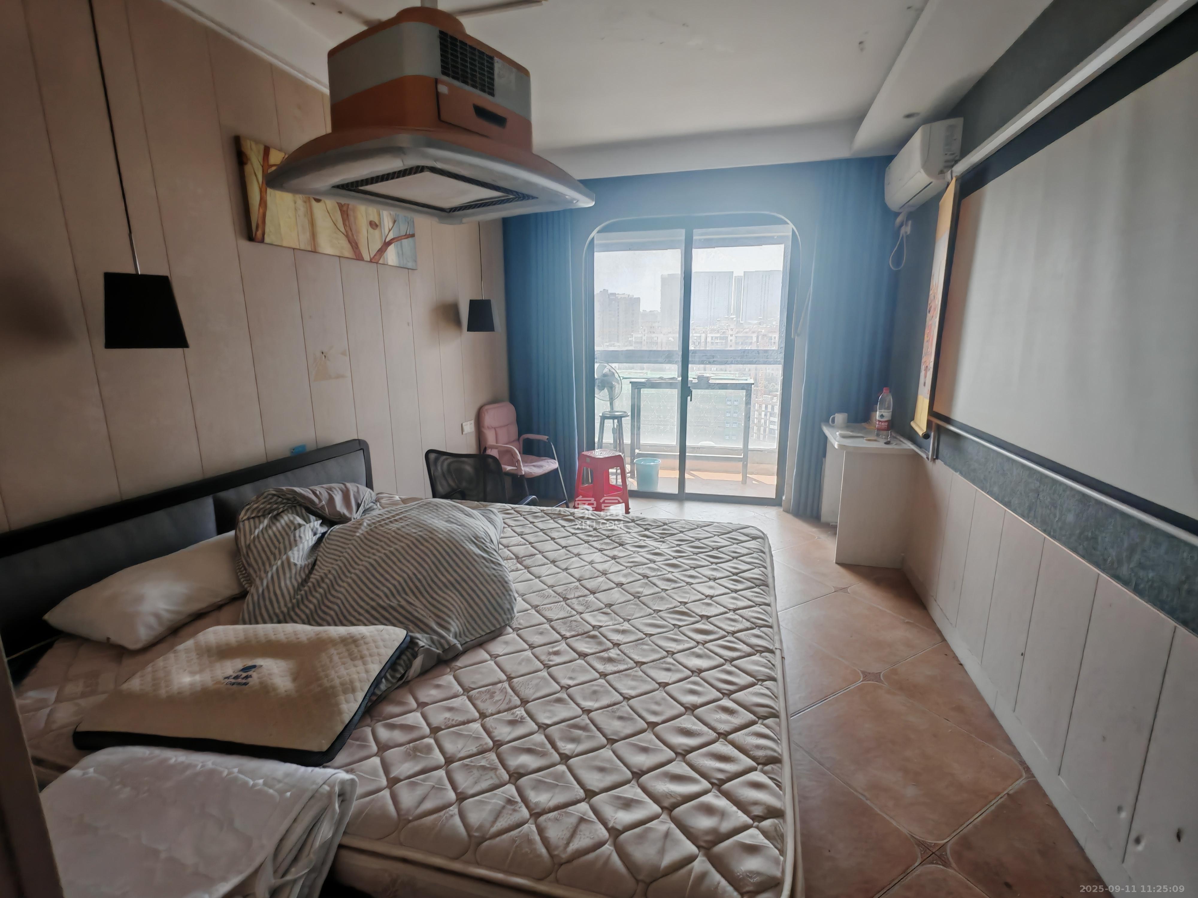 绿地中央广场 1室1厅1卫 1600.0元/月 绿地中央广场 1室1厅1卫 1600.0元/月室内图