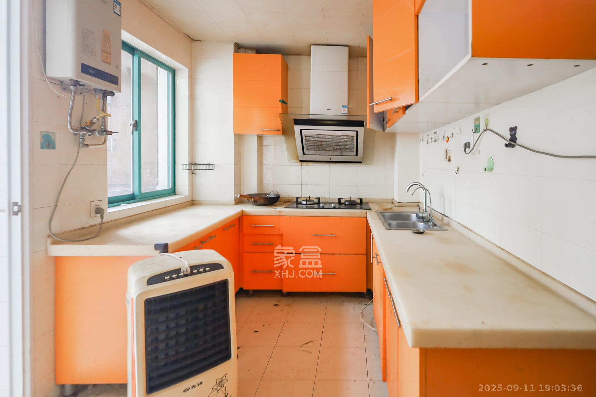 景秀江山 3室2厅2卫 129.0万 景秀江山 3室2厅2卫 129.0万厨房