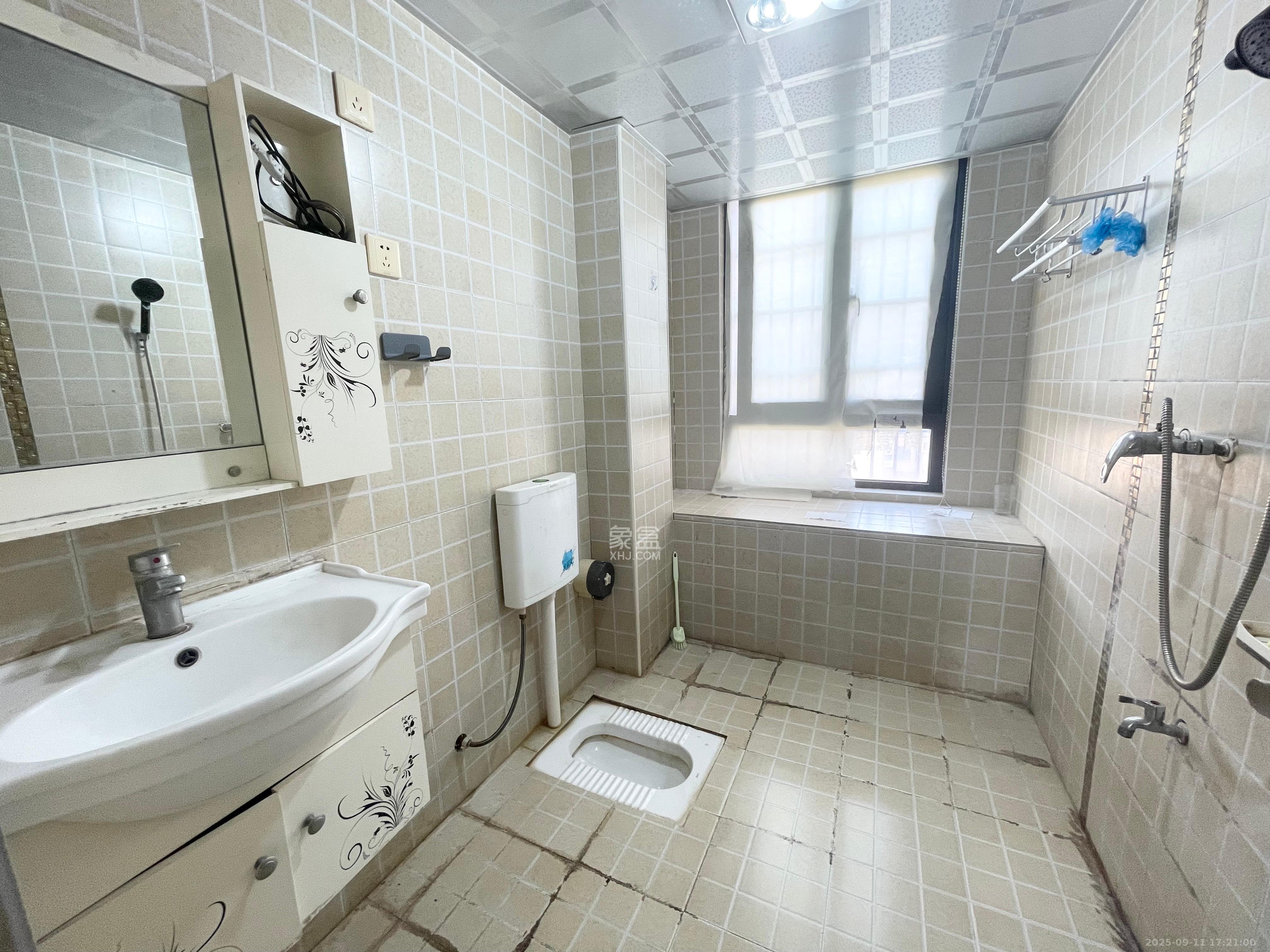 中信凯旋蓝岸（中信新城三期）  3室2厅2卫    2100.0元/月室内图