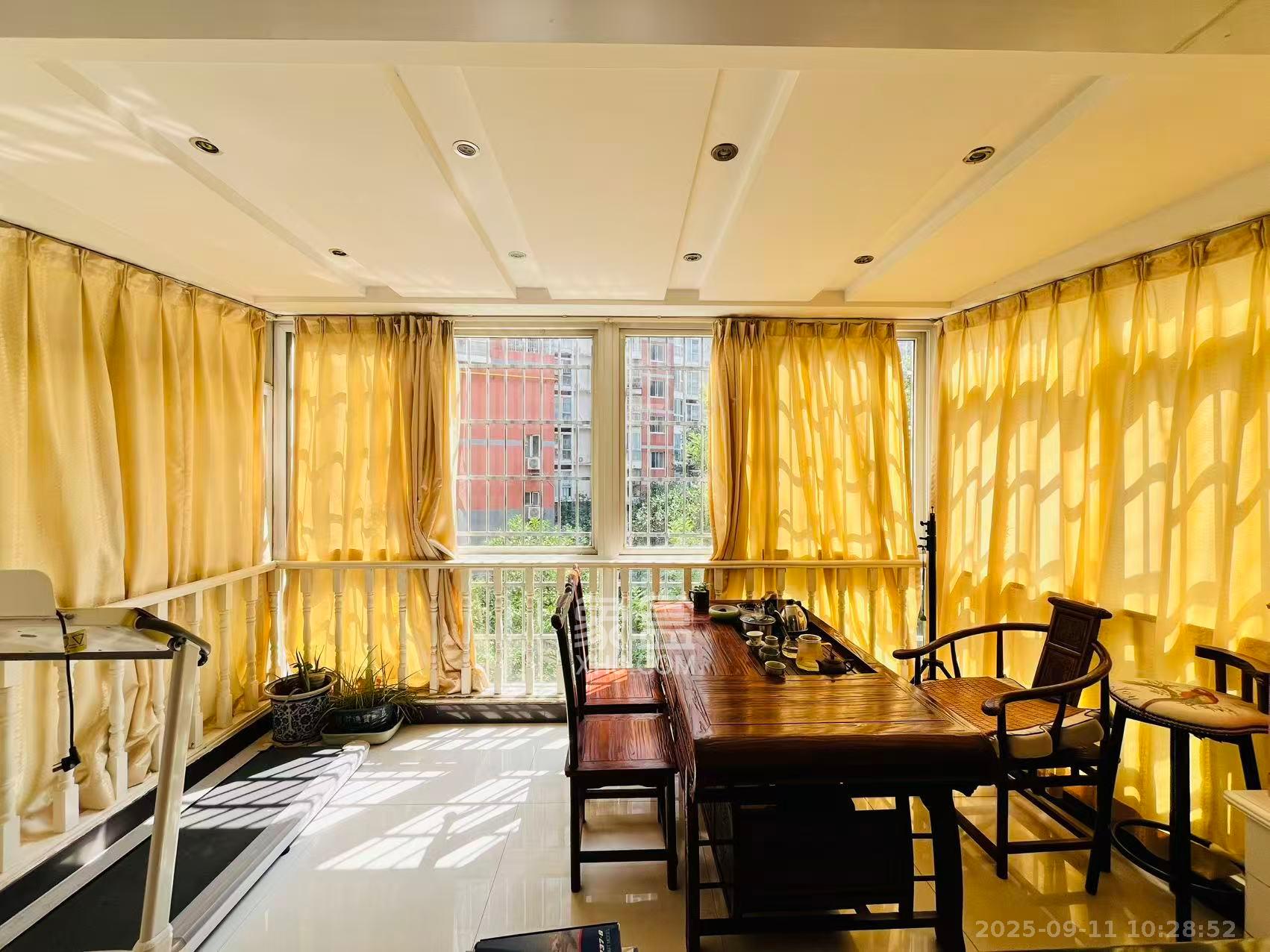 君临青园花都  4室2厅2卫    3400.0元/月室内图