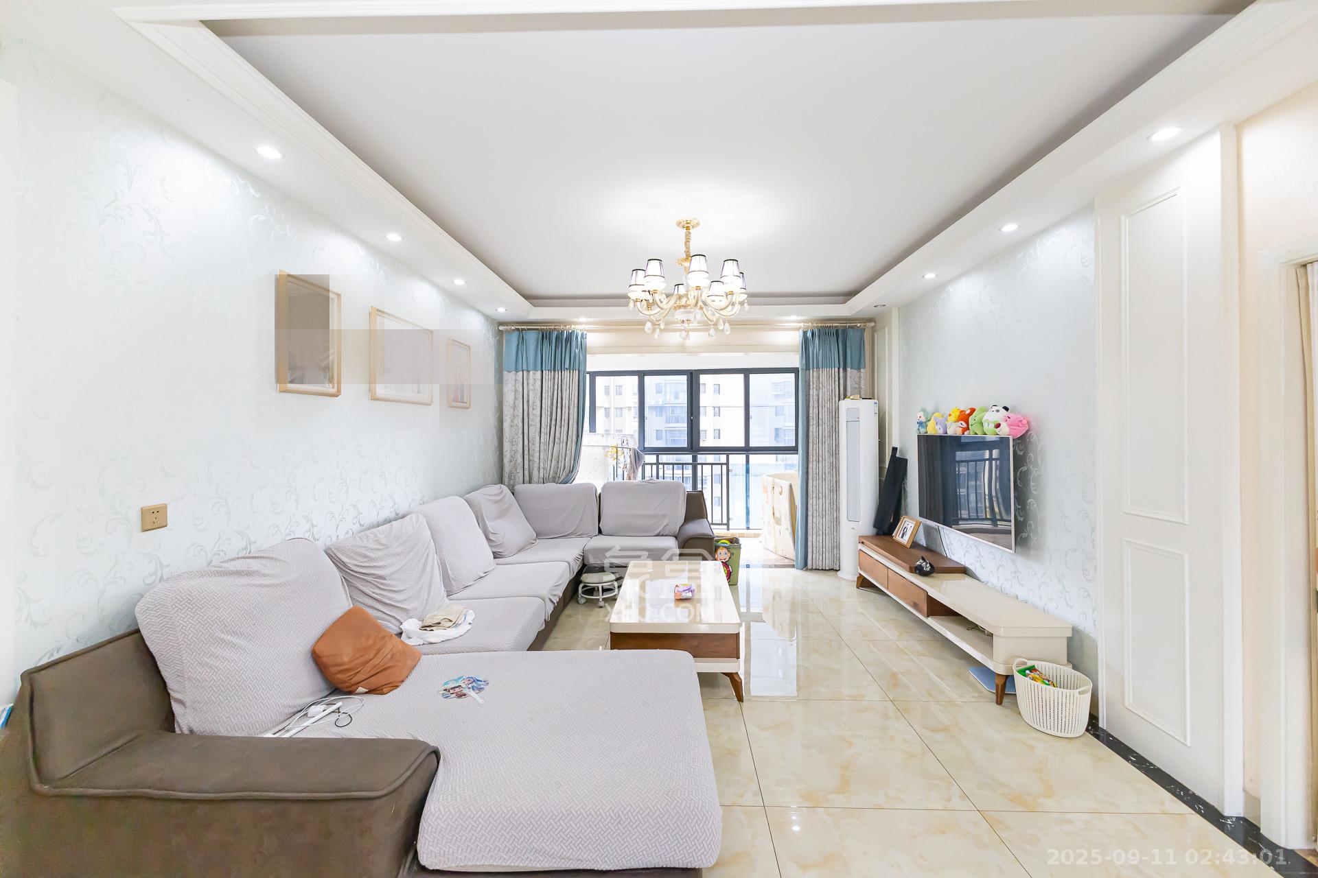 名家翡翠花园  4室2厅2卫    108.0万客厅