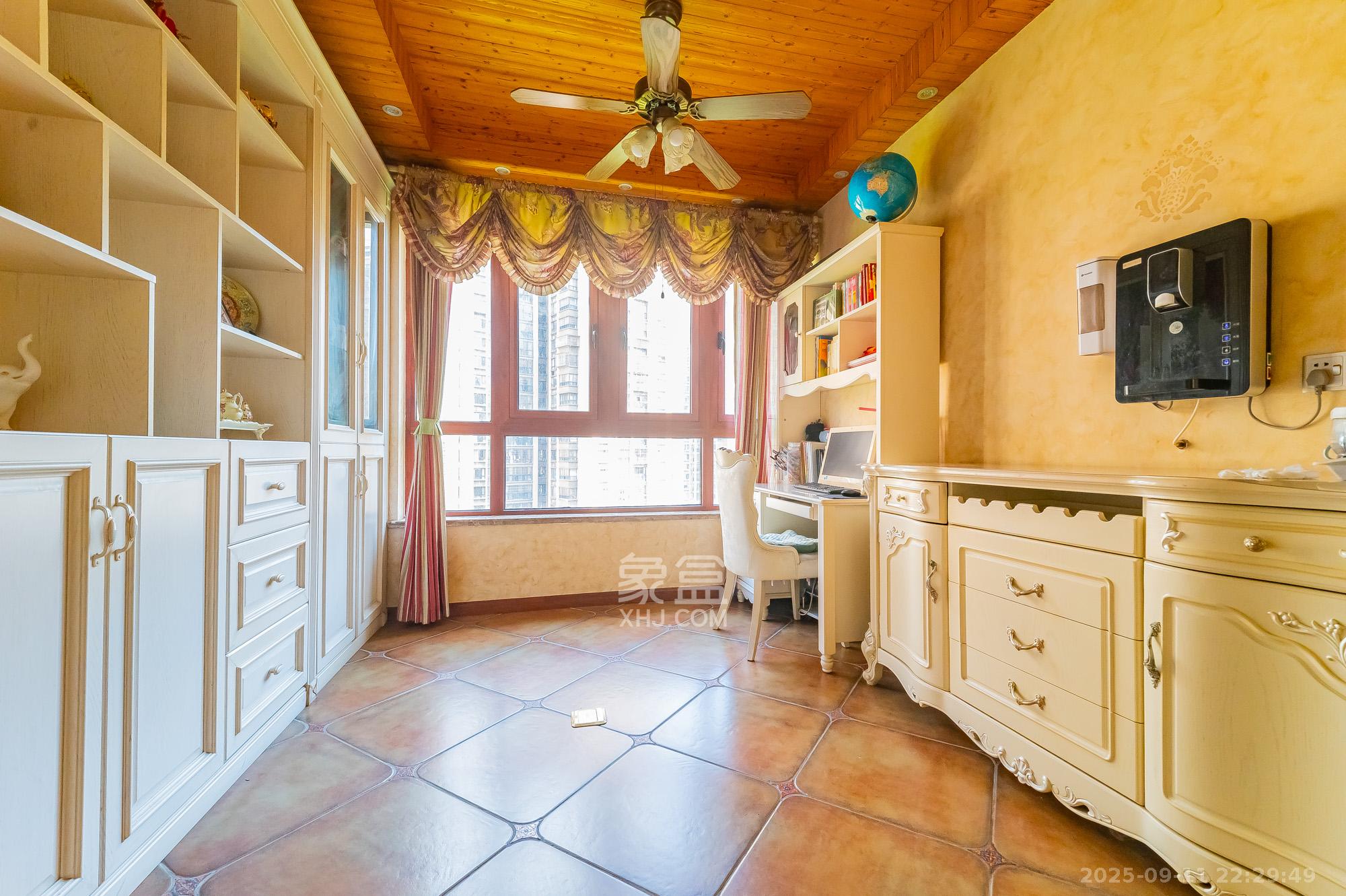 华润凤凰城三期  4室2厅2卫    149.0万 华润凤凰城三期  4室2厅2卫    149.0万卧室