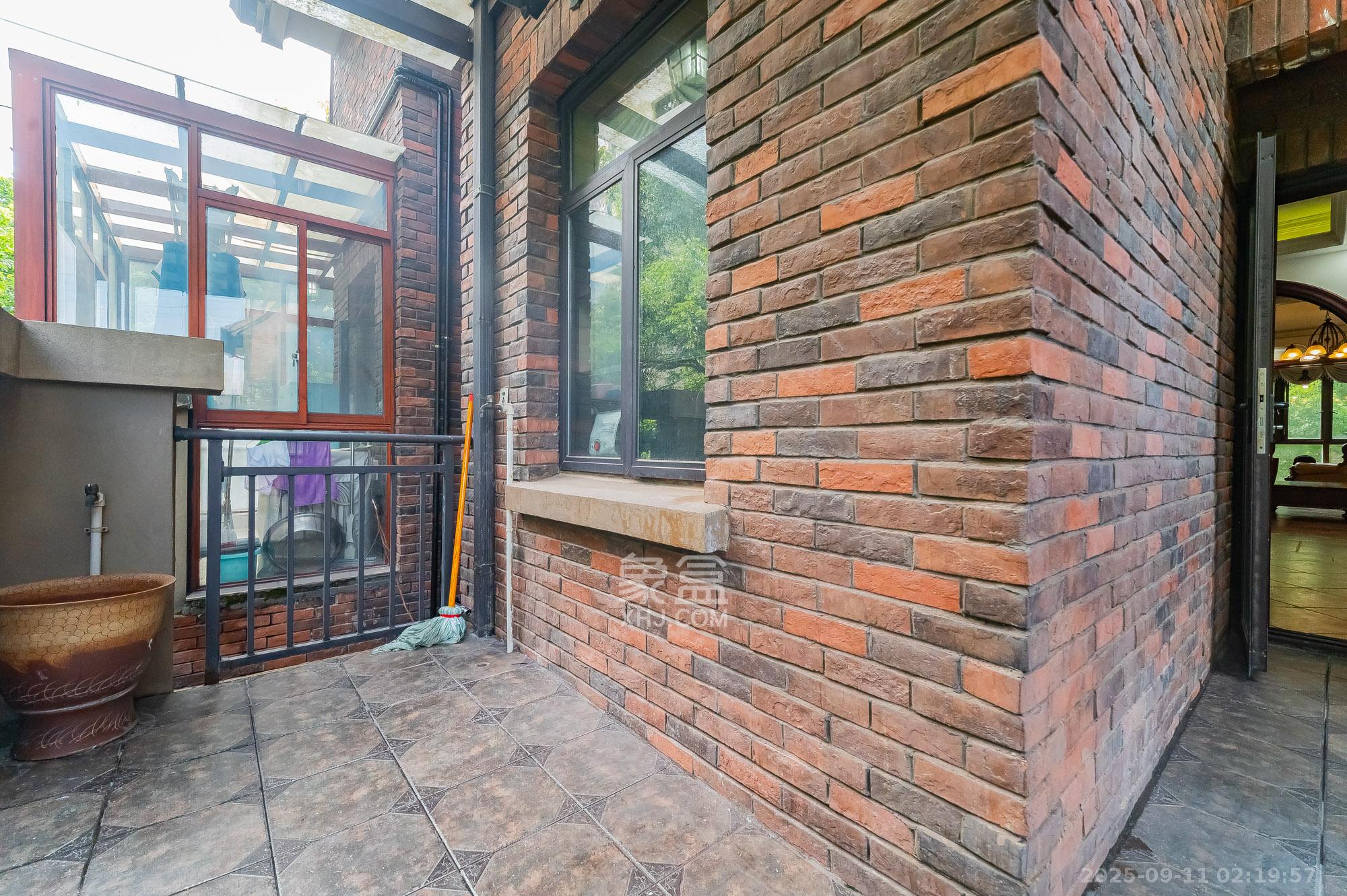 星湖湾一期洋房  1室2厅2卫    165.0万 星湖湾一期洋房  1室2厅2卫    165.0万阳台