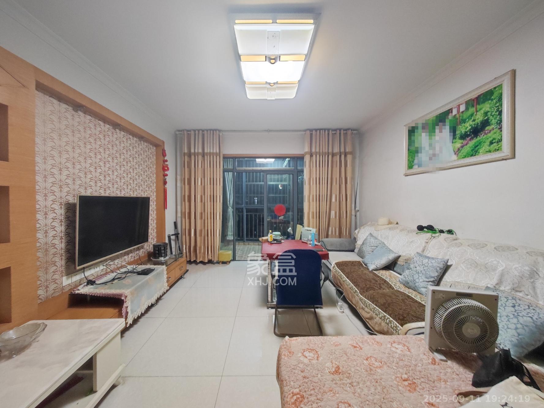 天赐良园 3室2厅1卫 106.0万 天赐良园 3室2厅1卫 106.0万客厅