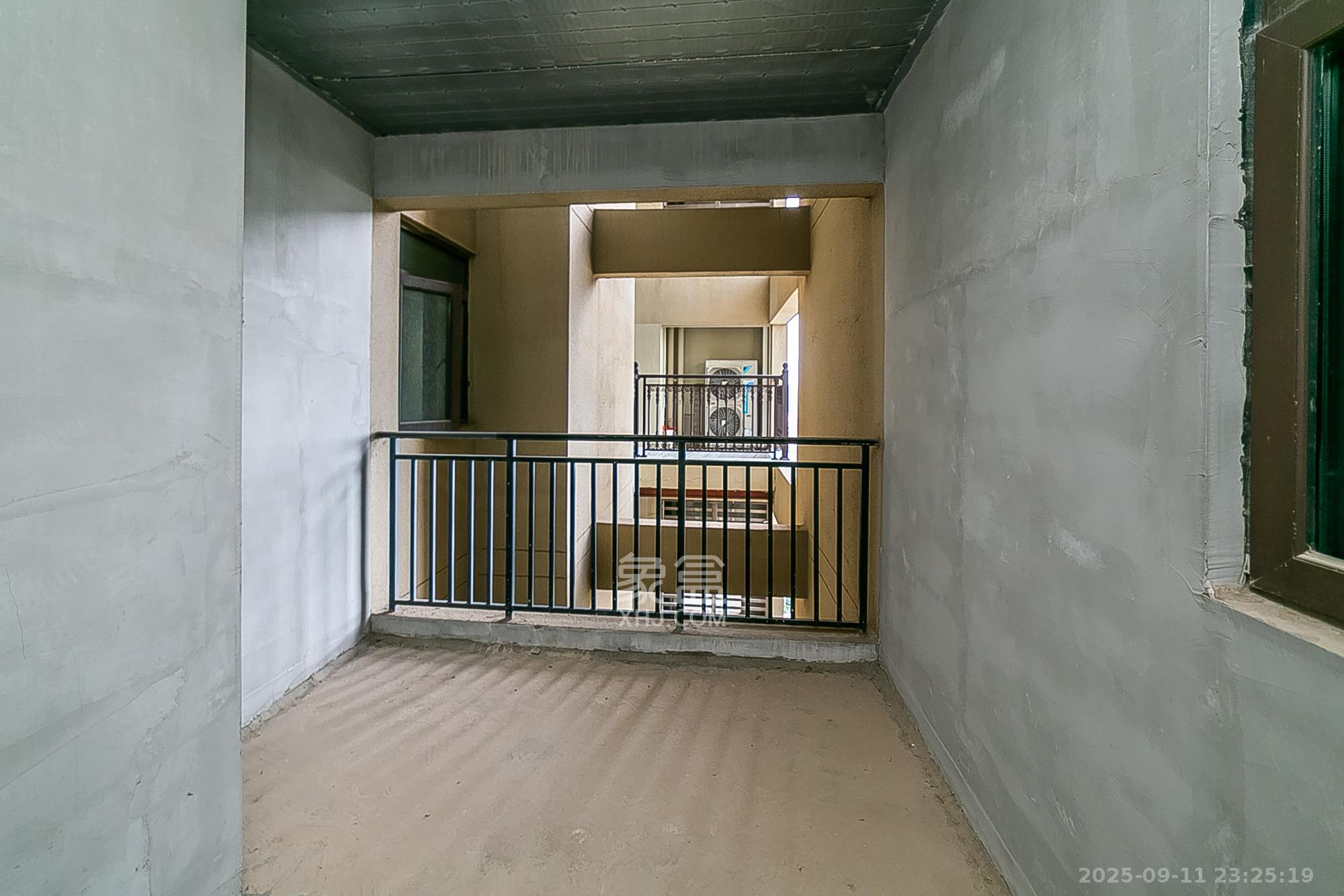 中建江山壹号  4室2厅2卫   395.00万卧室