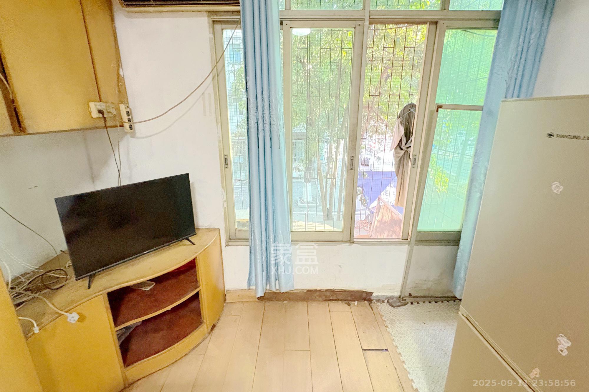 人民新村  1室1厅1卫    25.8万阳台