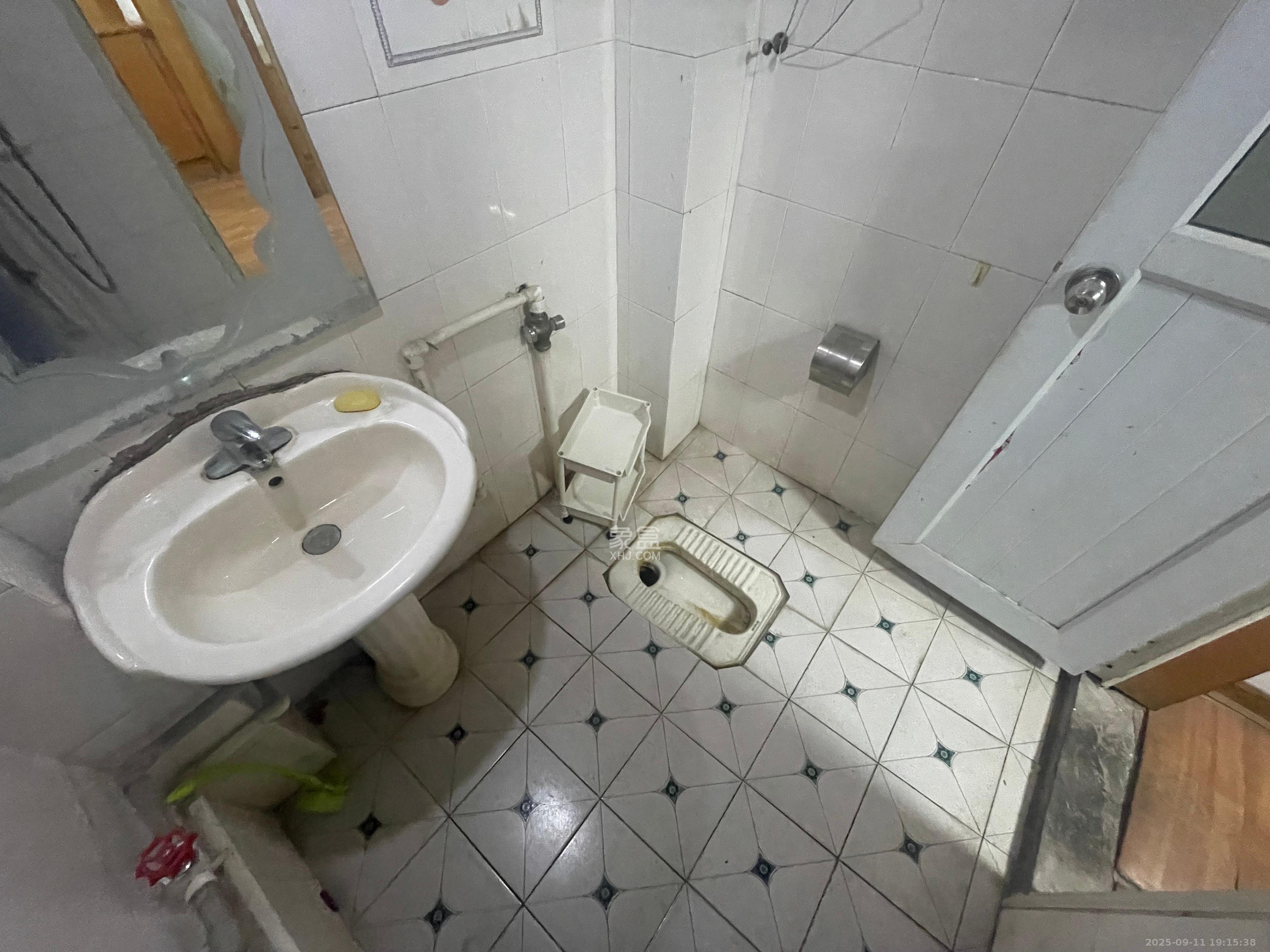 南园小区  4室1厅2卫    2000.0元/月室内图