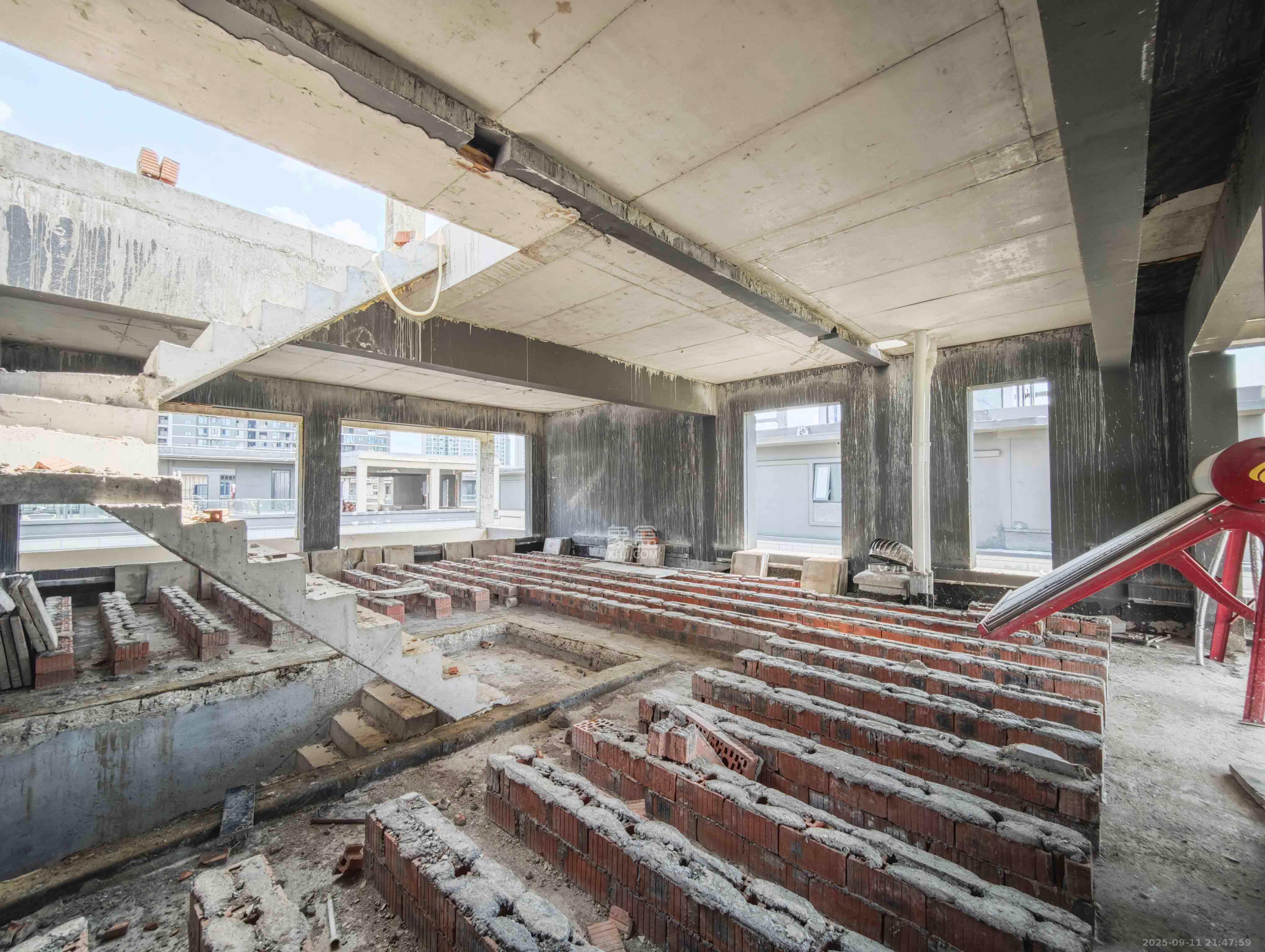 新城明昱东方 6室2厅3卫 408.0万 新城明昱东方 6室2厅3卫 408.0万客厅