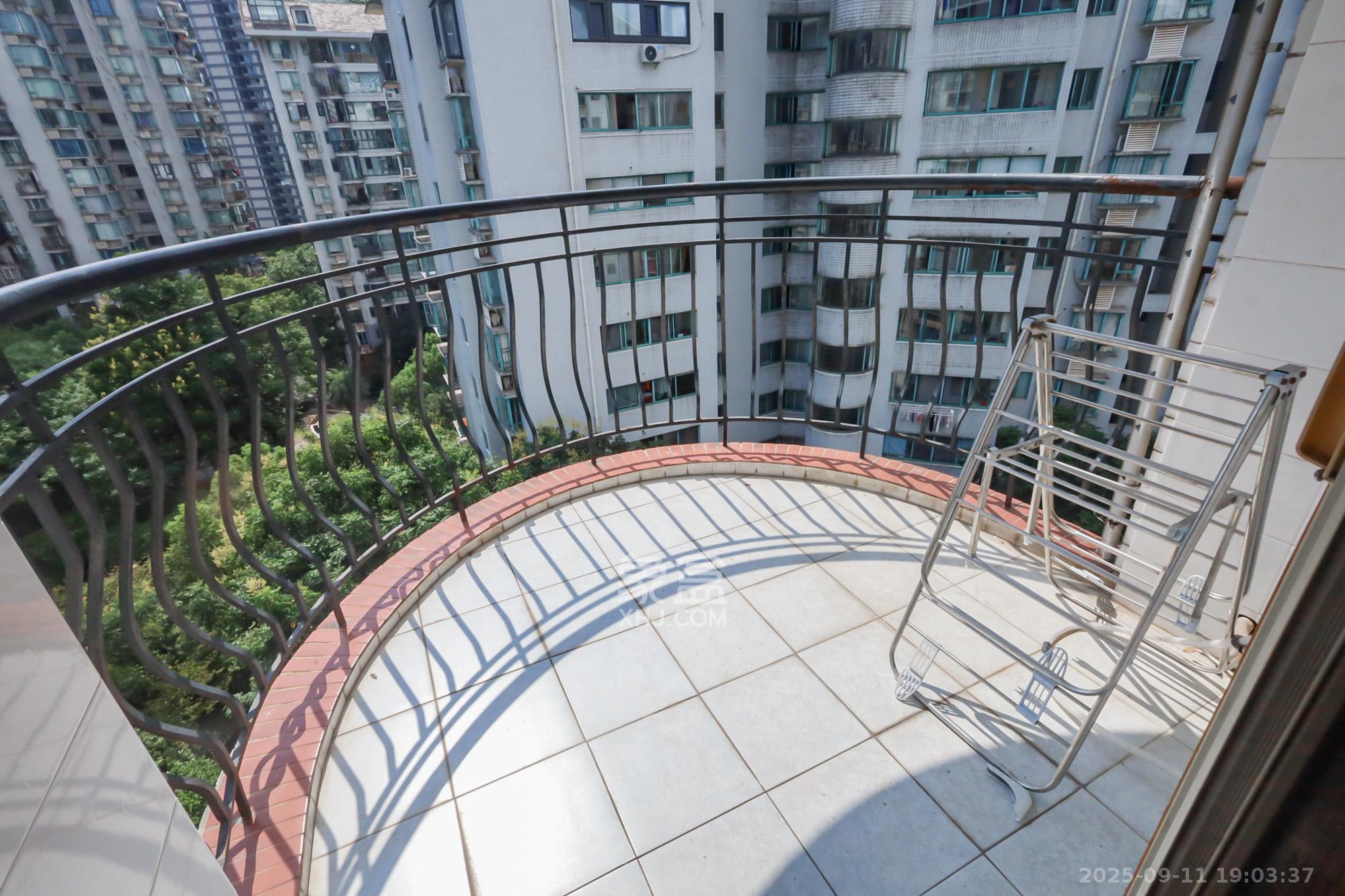 景秀江山 3室2厅2卫 129.0万 景秀江山 3室2厅2卫 129.0万阳台