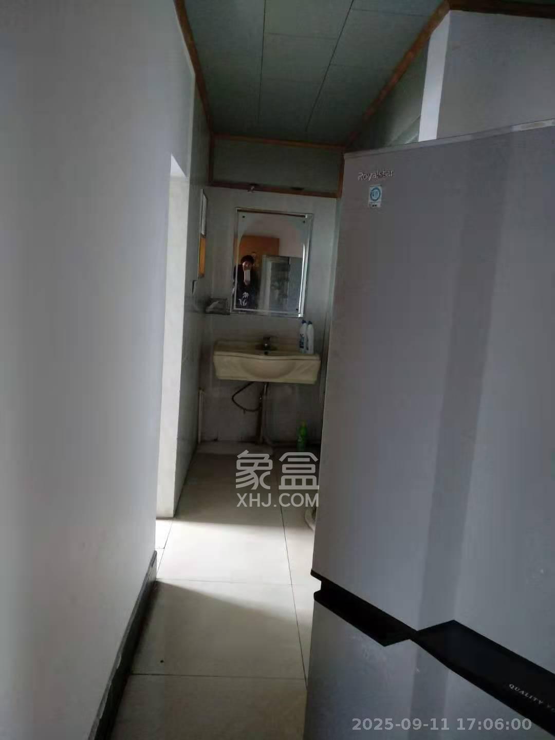 上民航宿舍 3室2厅1卫 2200.0元/月 上民航宿舍 3室2厅1卫 2200.0元/月室内图