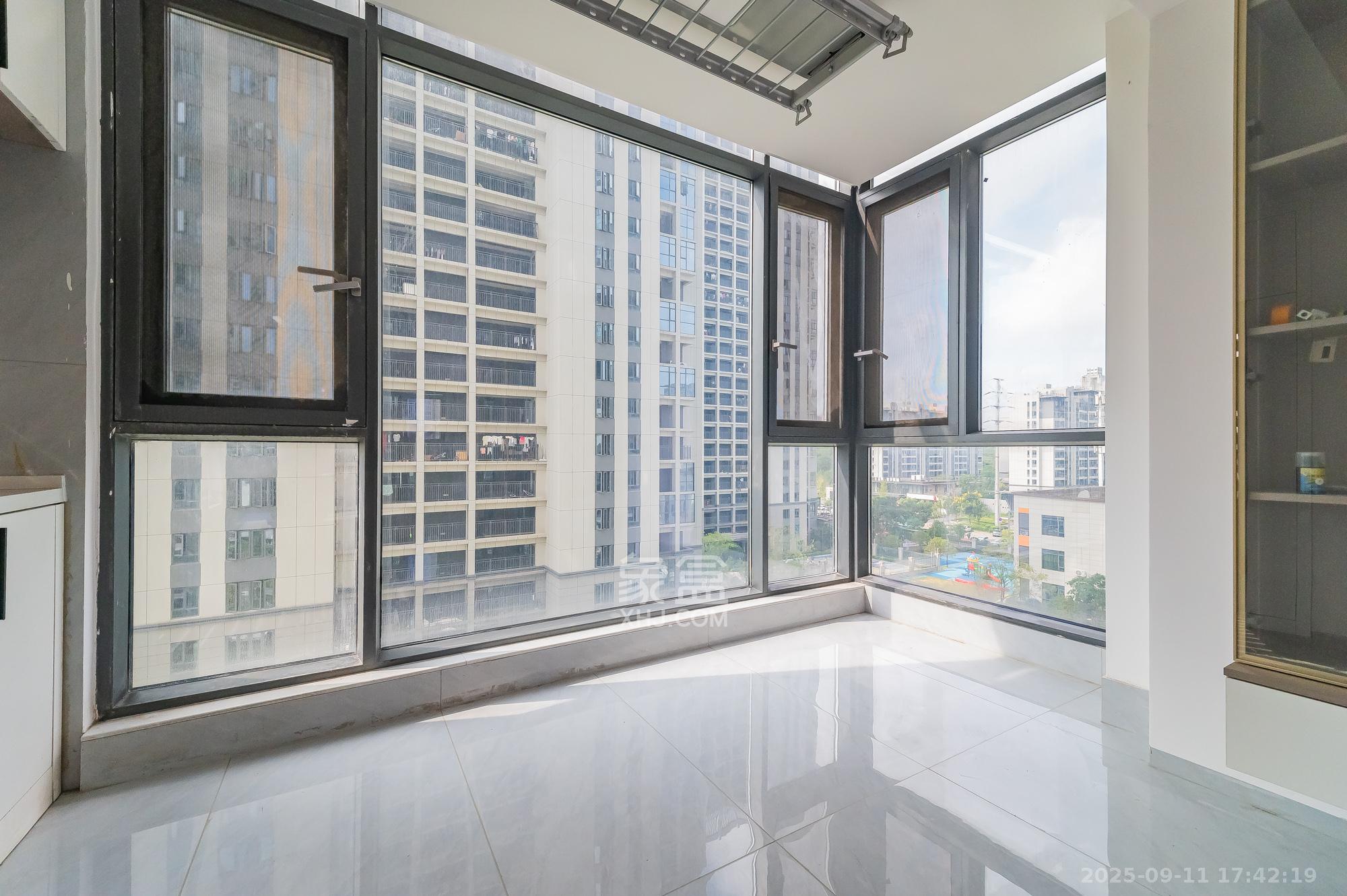 金辉优步星樾  3室2厅2卫    95.0万 金辉优步星樾  3室2厅2卫    95.0万阳台