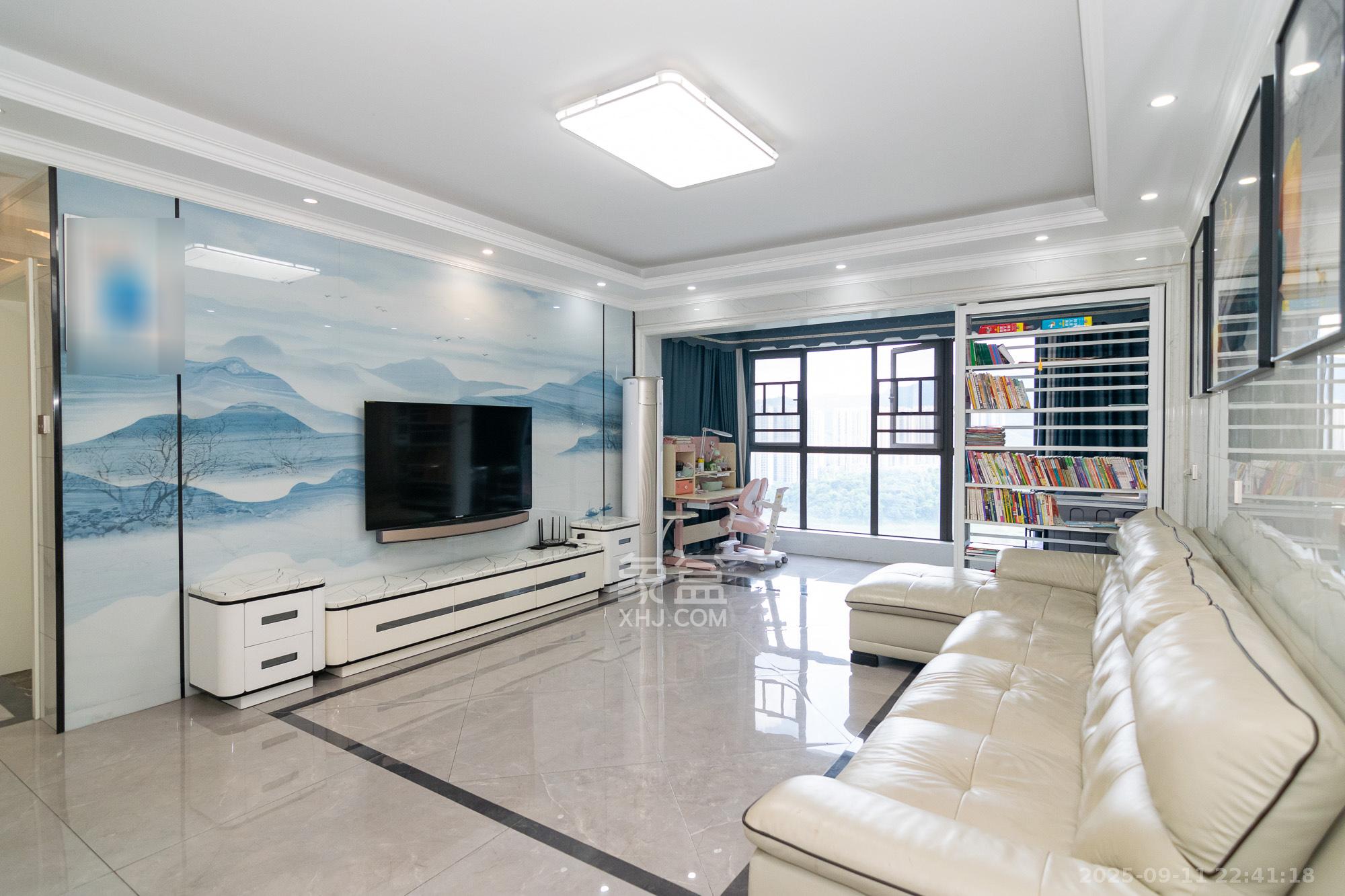 润和美郡(润和紫郡五期) 5室2厅2卫 129.8万 润和美郡(润和紫郡五期) 5室2厅2卫 129.8万客厅