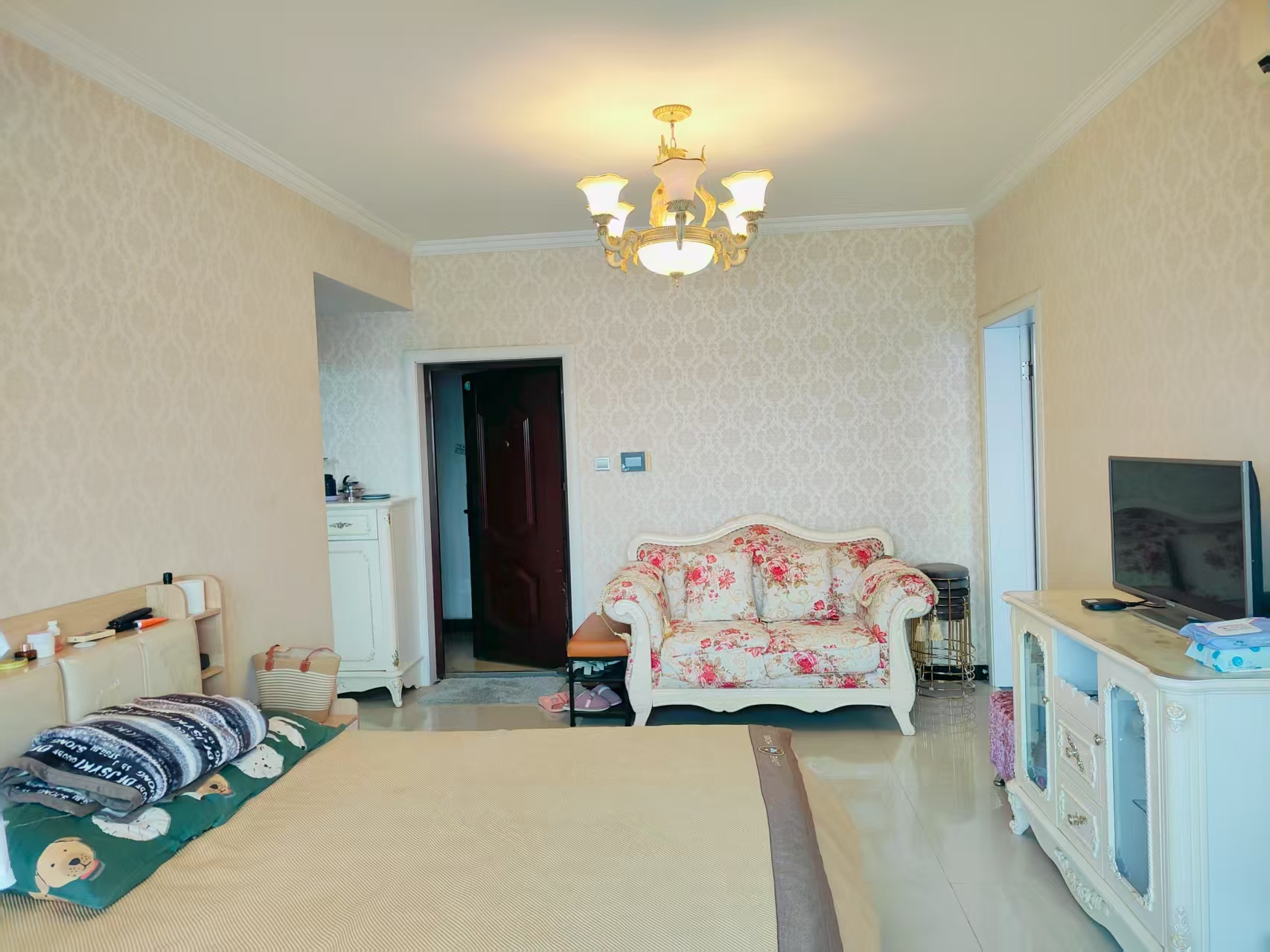 华湘贵府 1室1厅1卫 29.8万 华湘贵府 1室1厅1卫 29.8万客厅