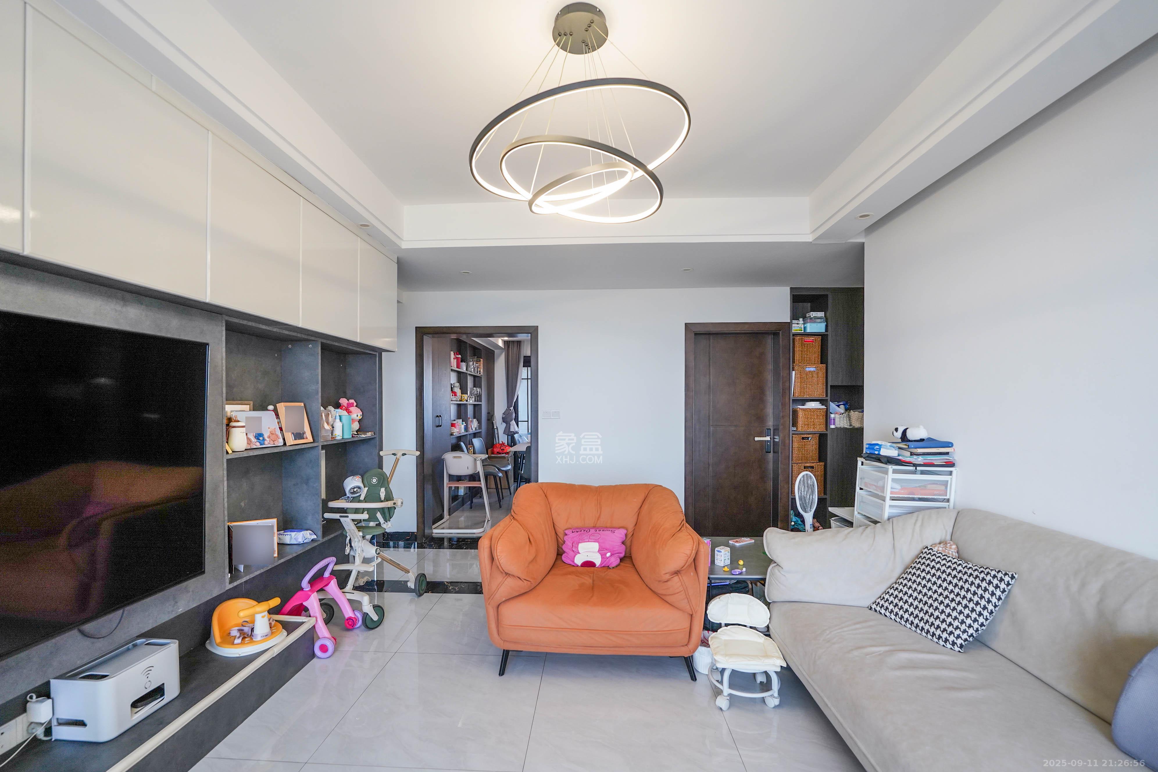 鑫天格林香山  2室2厅1卫    49.0万 鑫天格林香山  2室2厅1卫    49.0万客厅