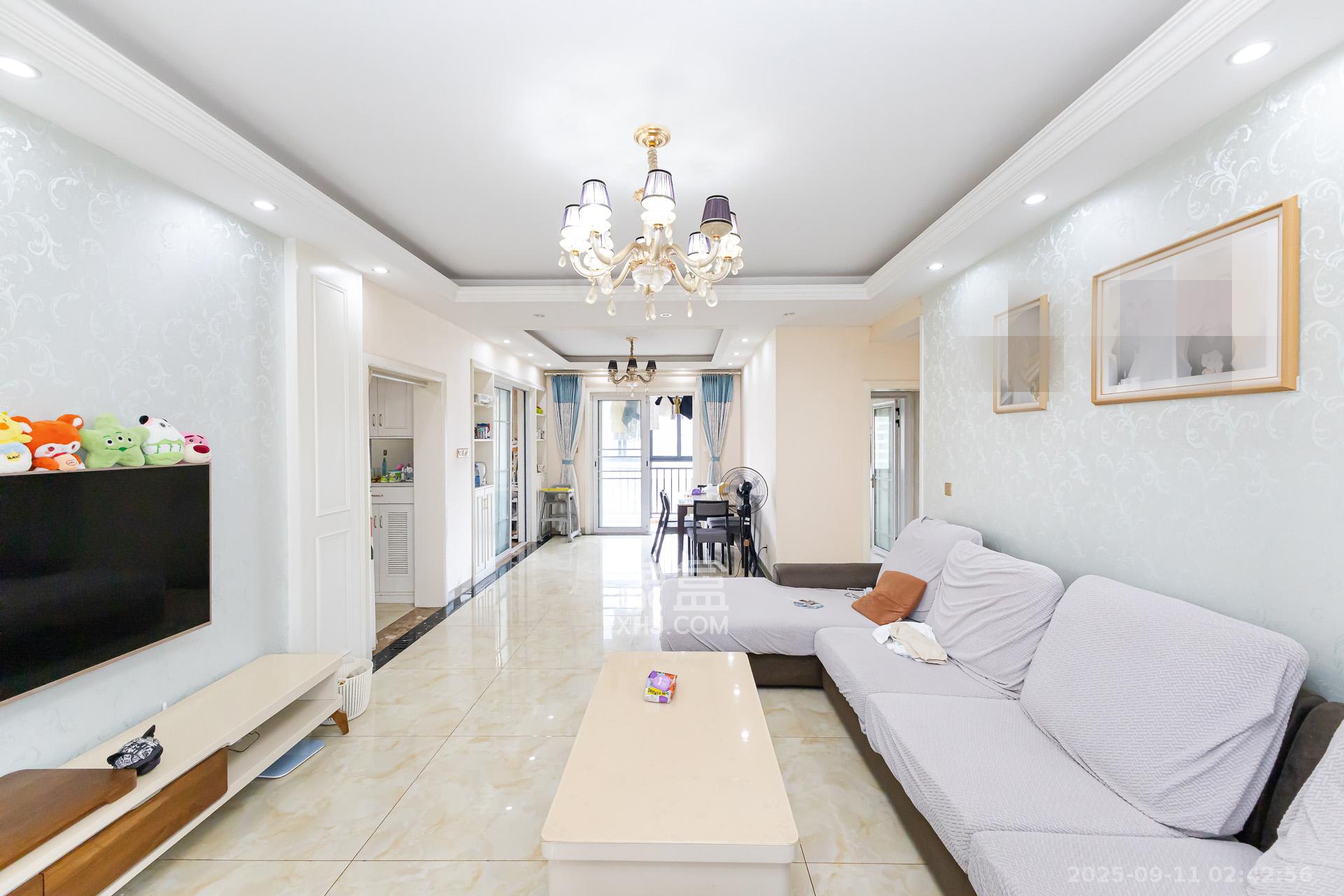 名家翡翠花园 4室2厅2卫 108.0万 名家翡翠花园 4室2厅2卫 108.0万客厅