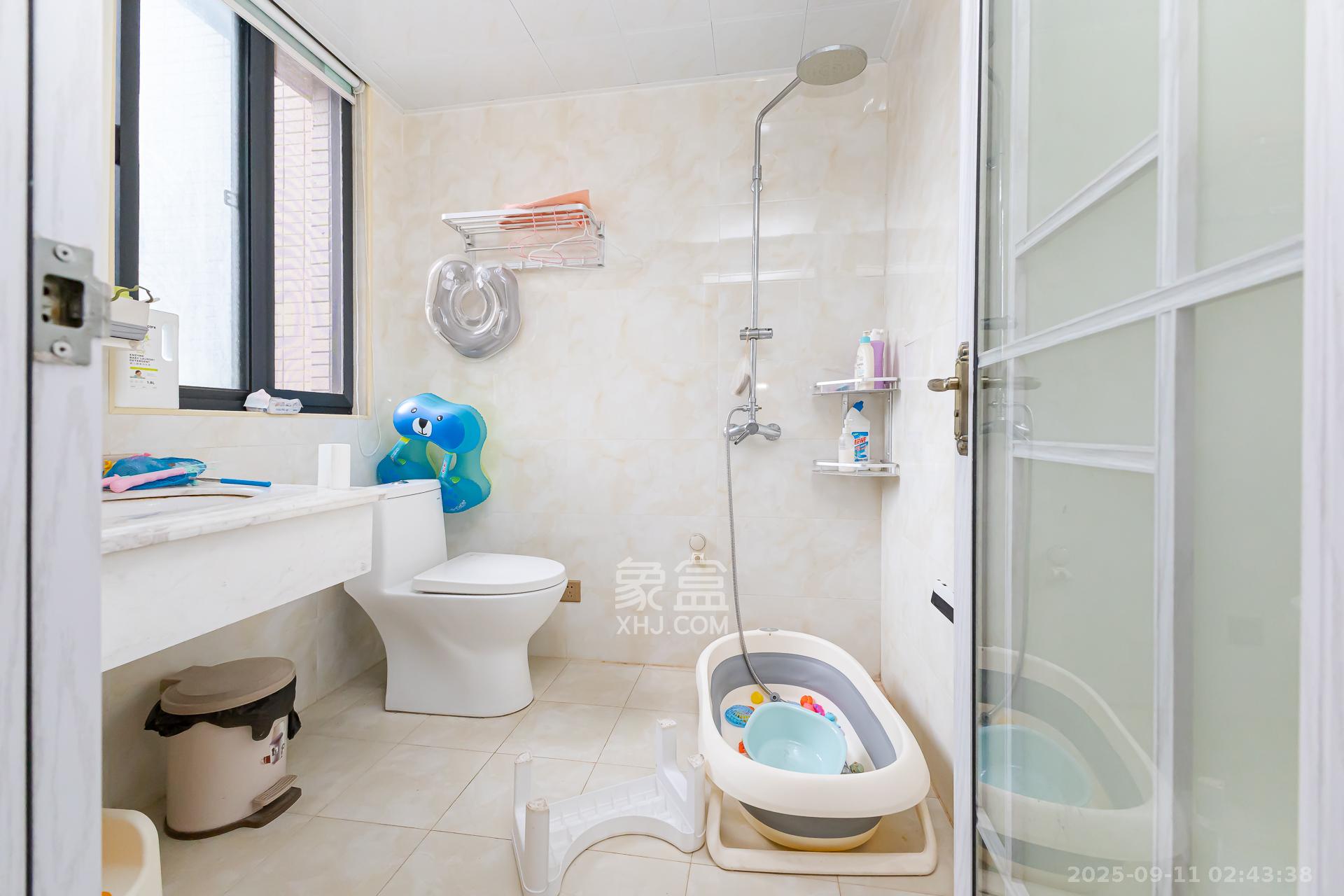 名家翡翠花园  4室2厅2卫    108.0万卫生间