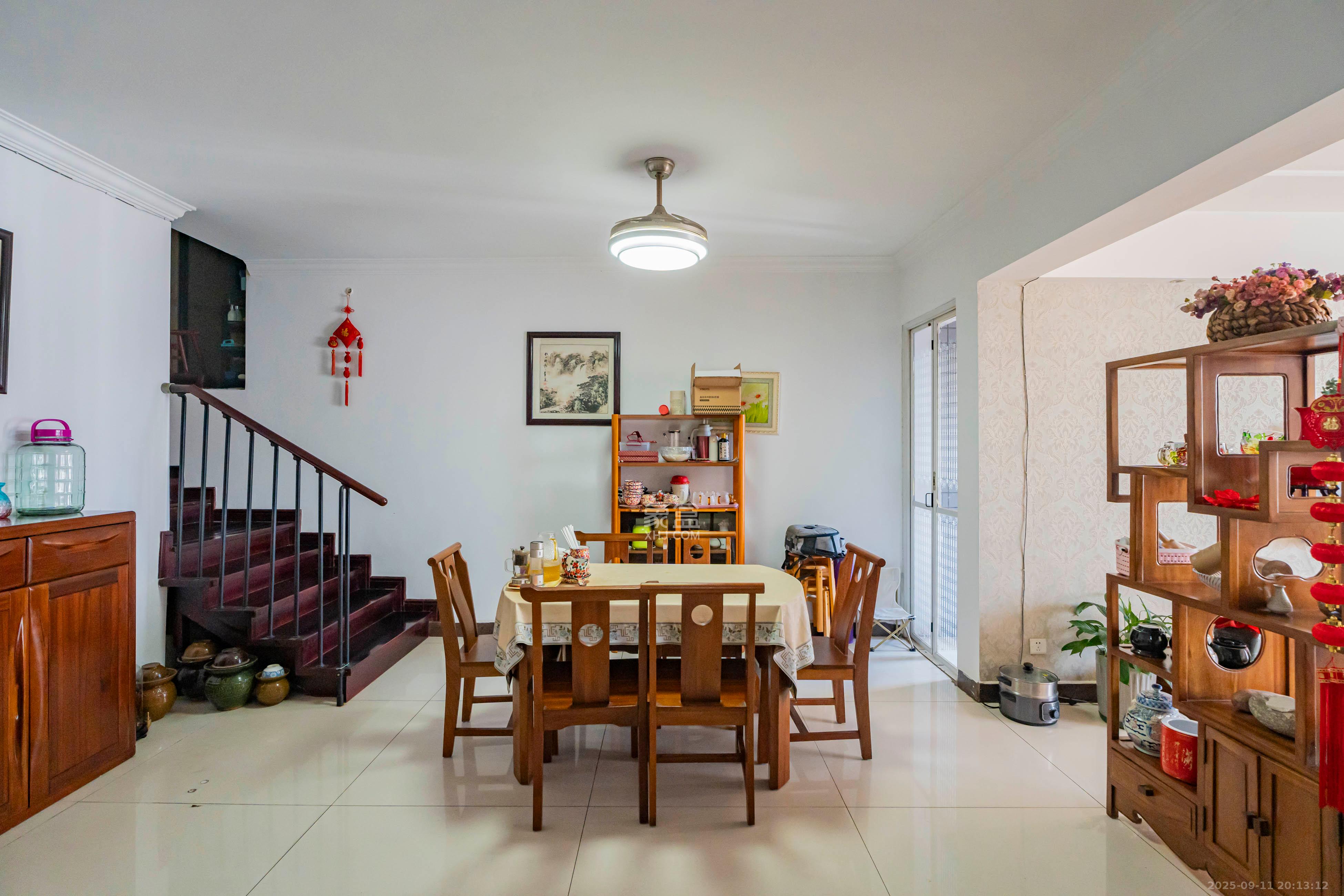 兴汉大厦 4室2厅2卫 128.0万 兴汉大厦 4室2厅2卫 128.0万客厅