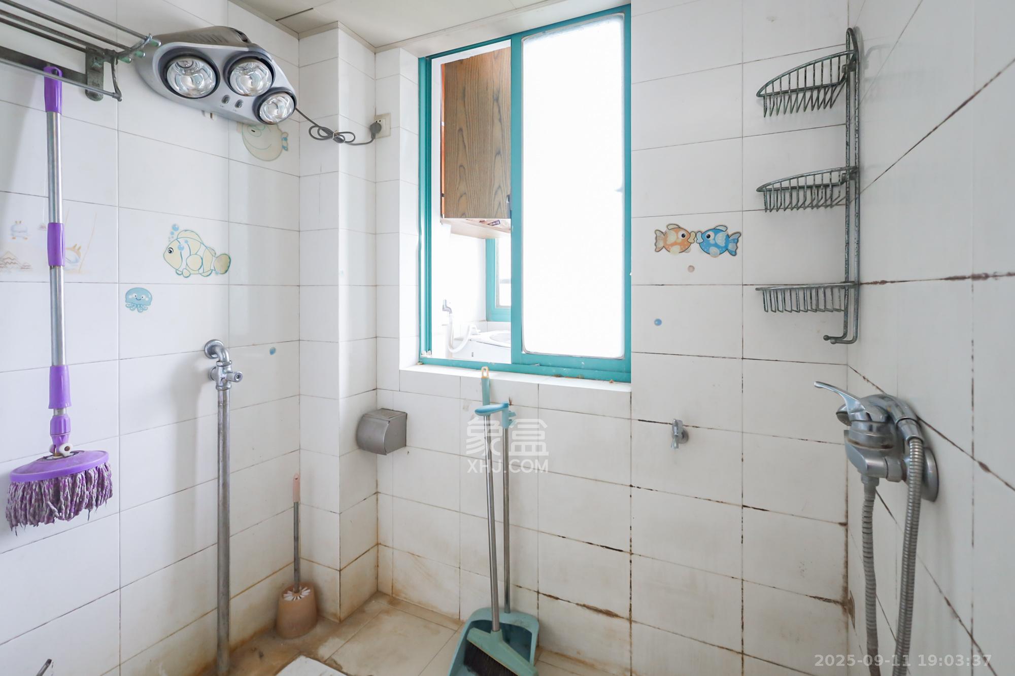 景秀江山 3室2厅2卫 129.0万 景秀江山 3室2厅2卫 129.0万卫生间