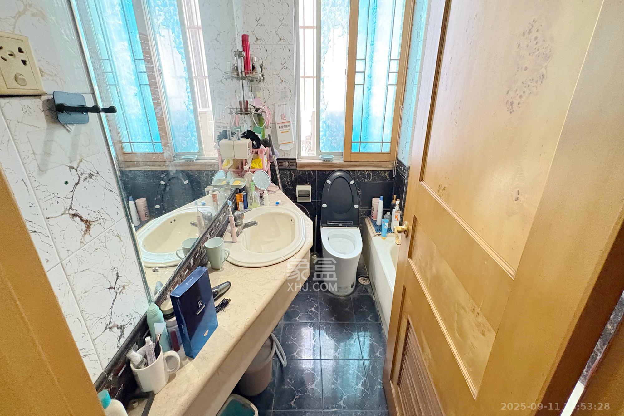 和光公寓  3室2厅2卫    82.8万 和光公寓  3室2厅2卫    82.8万卫生间