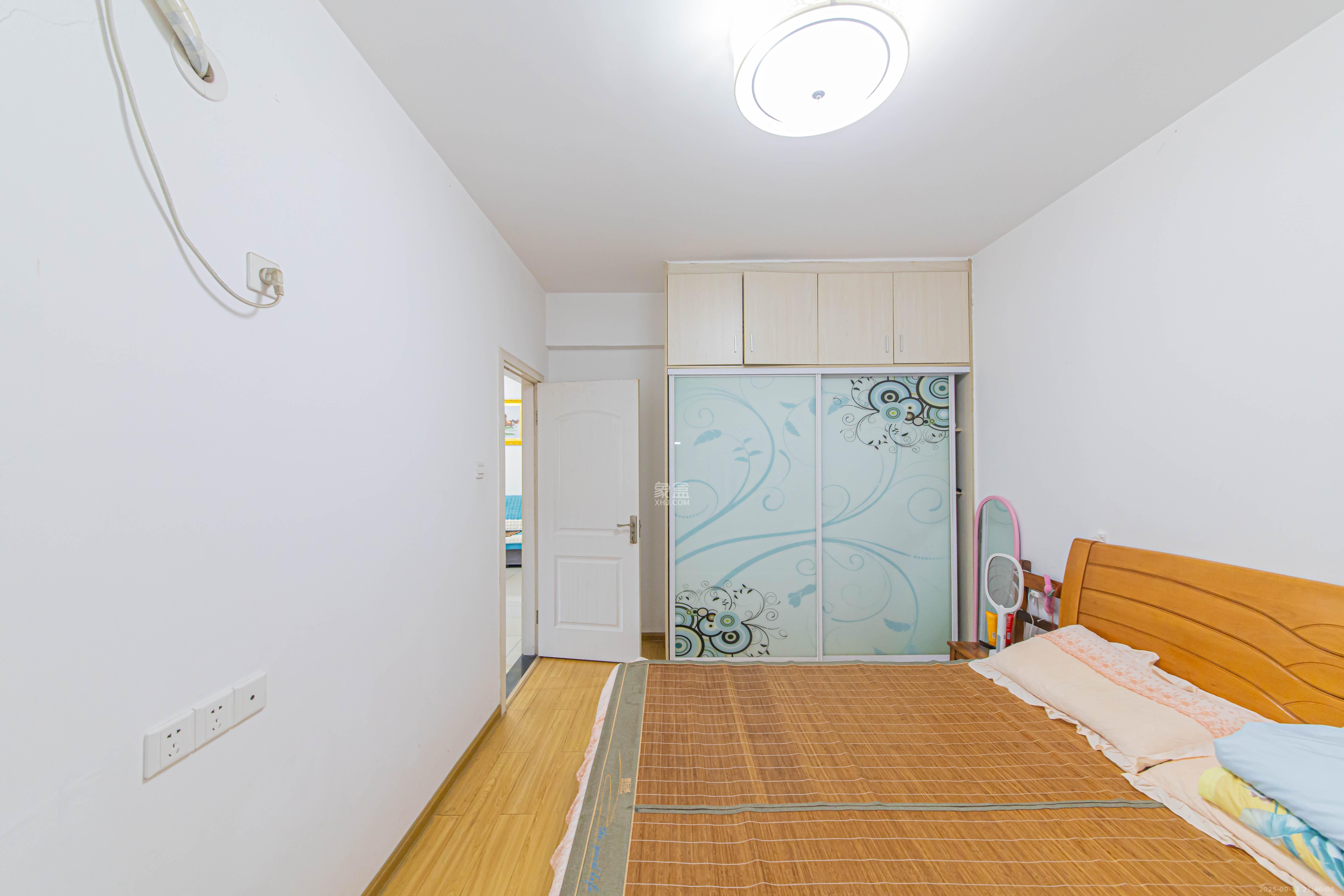 中信文化广场(中信新城二期)  2室2厅1卫    53.0万 中信文化广场(中信新城二期)  2室2厅1卫    53.0万卧室